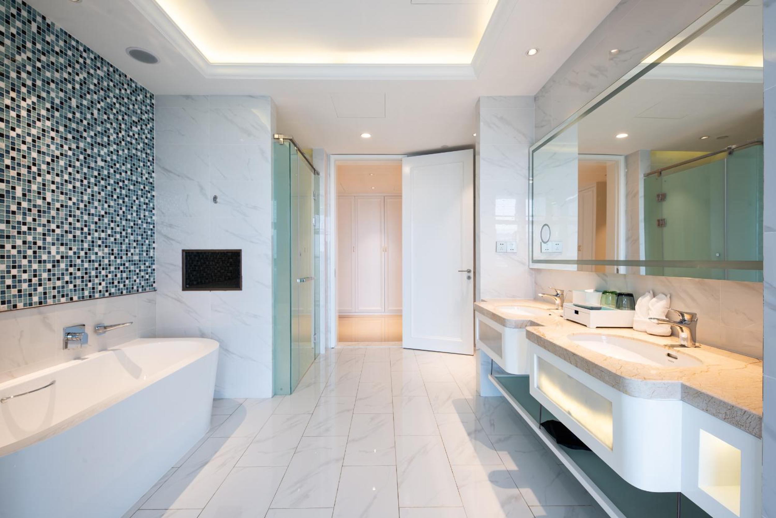 Executive Suite - Photo 8