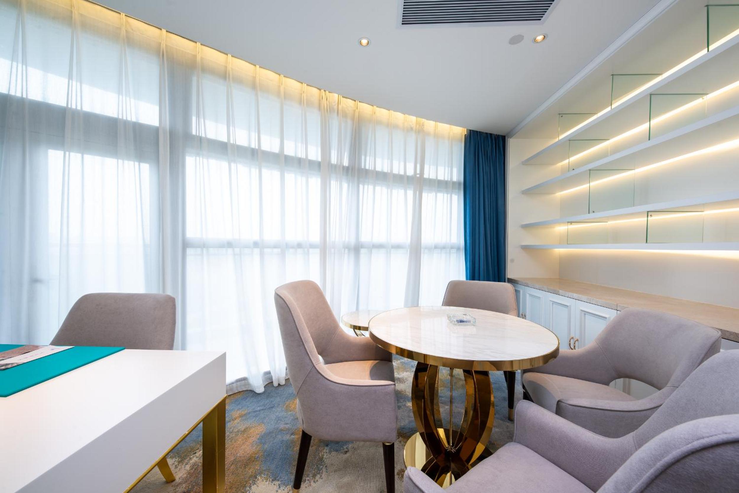 Executive Suite - Photo 7