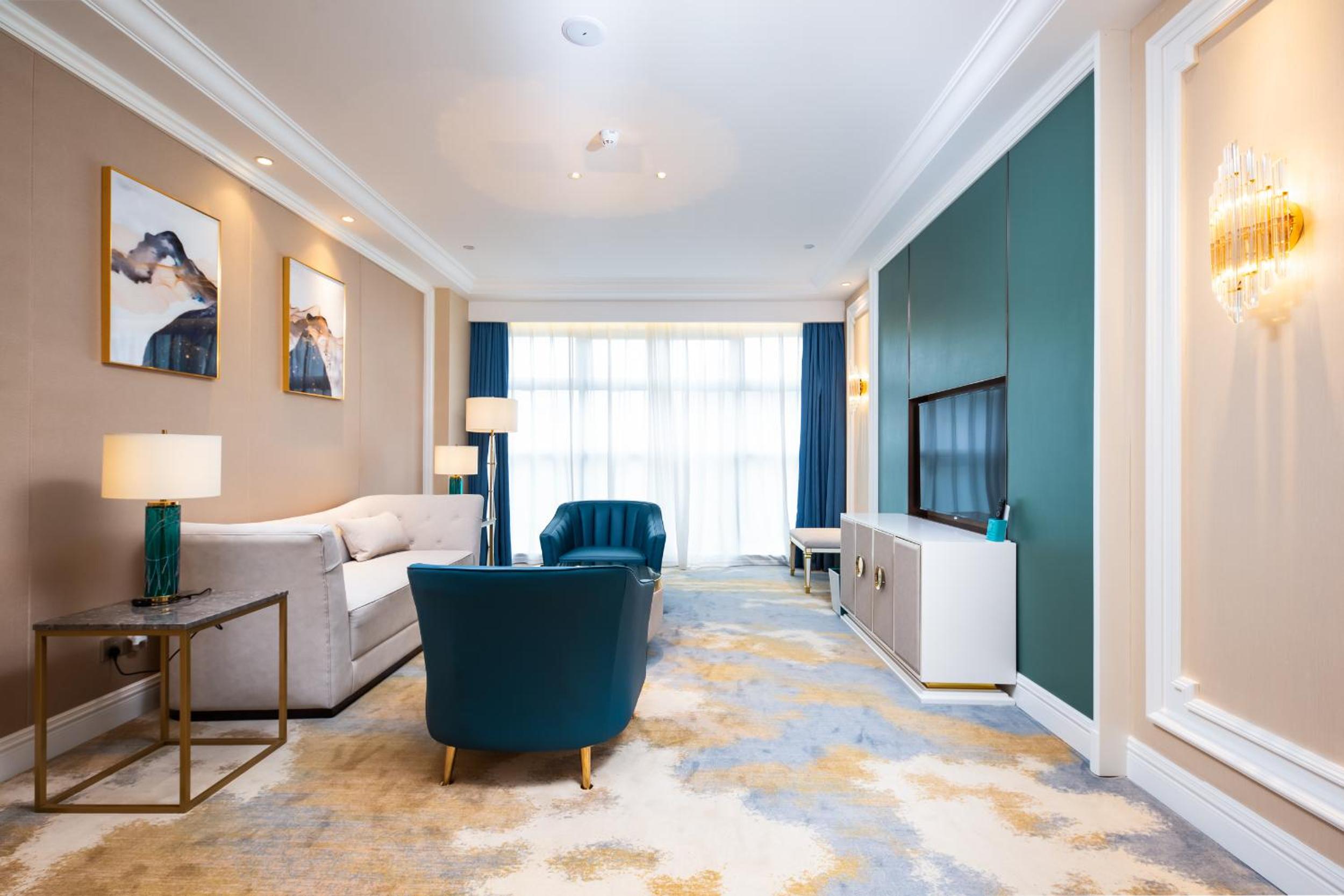 Executive Suite - Photo 2