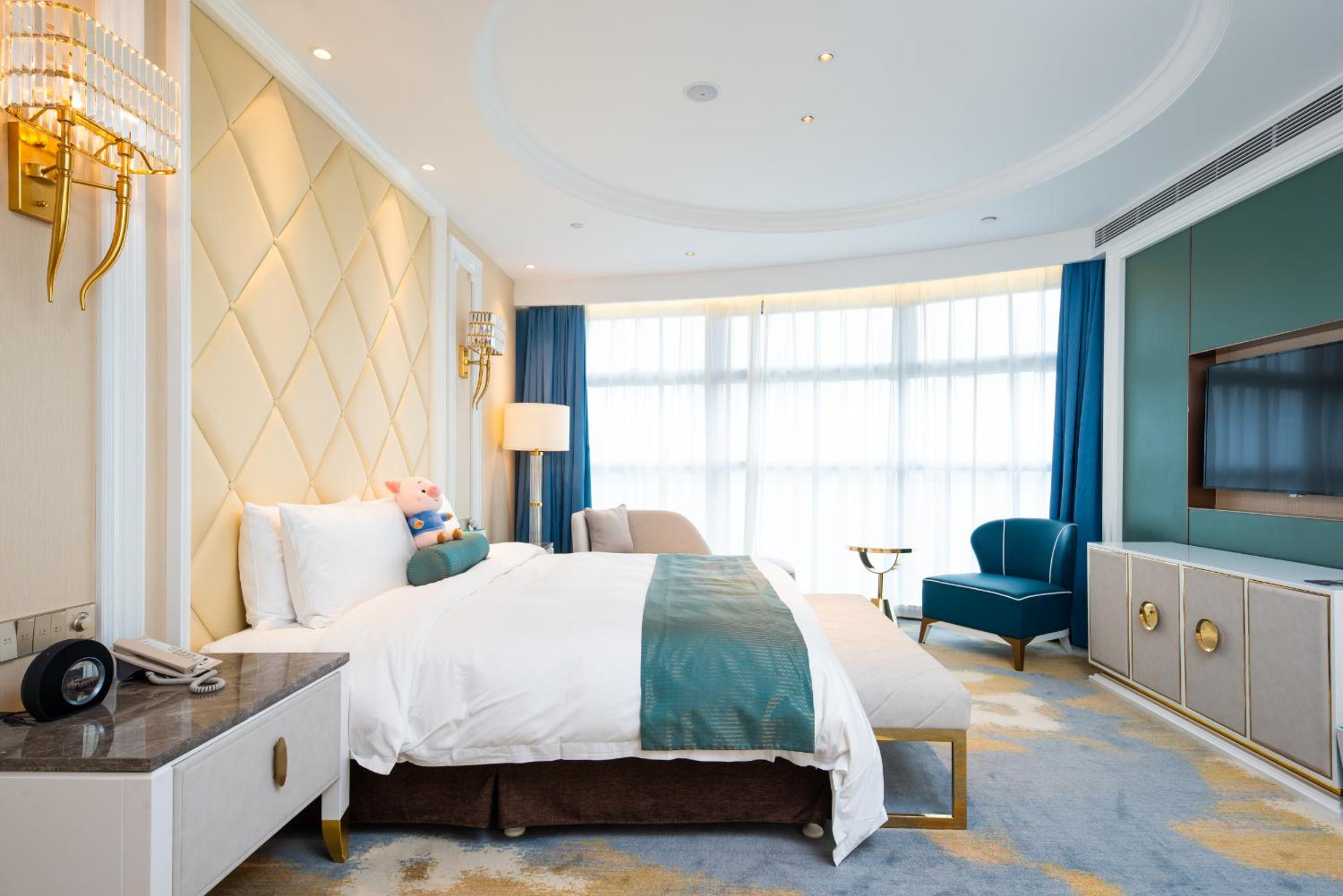 Executive Suite - Photo 1
