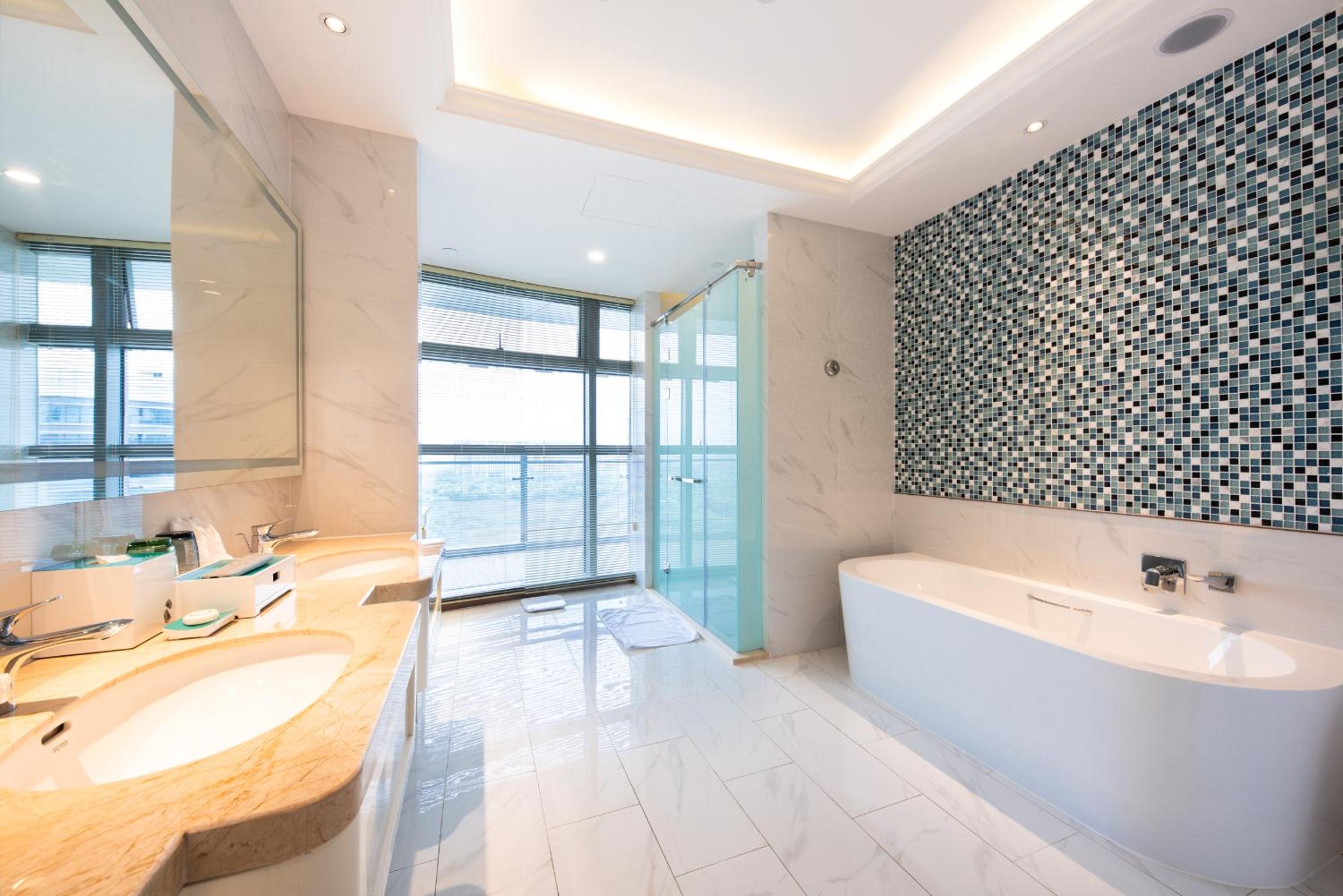 Executive Suite - Photo 9