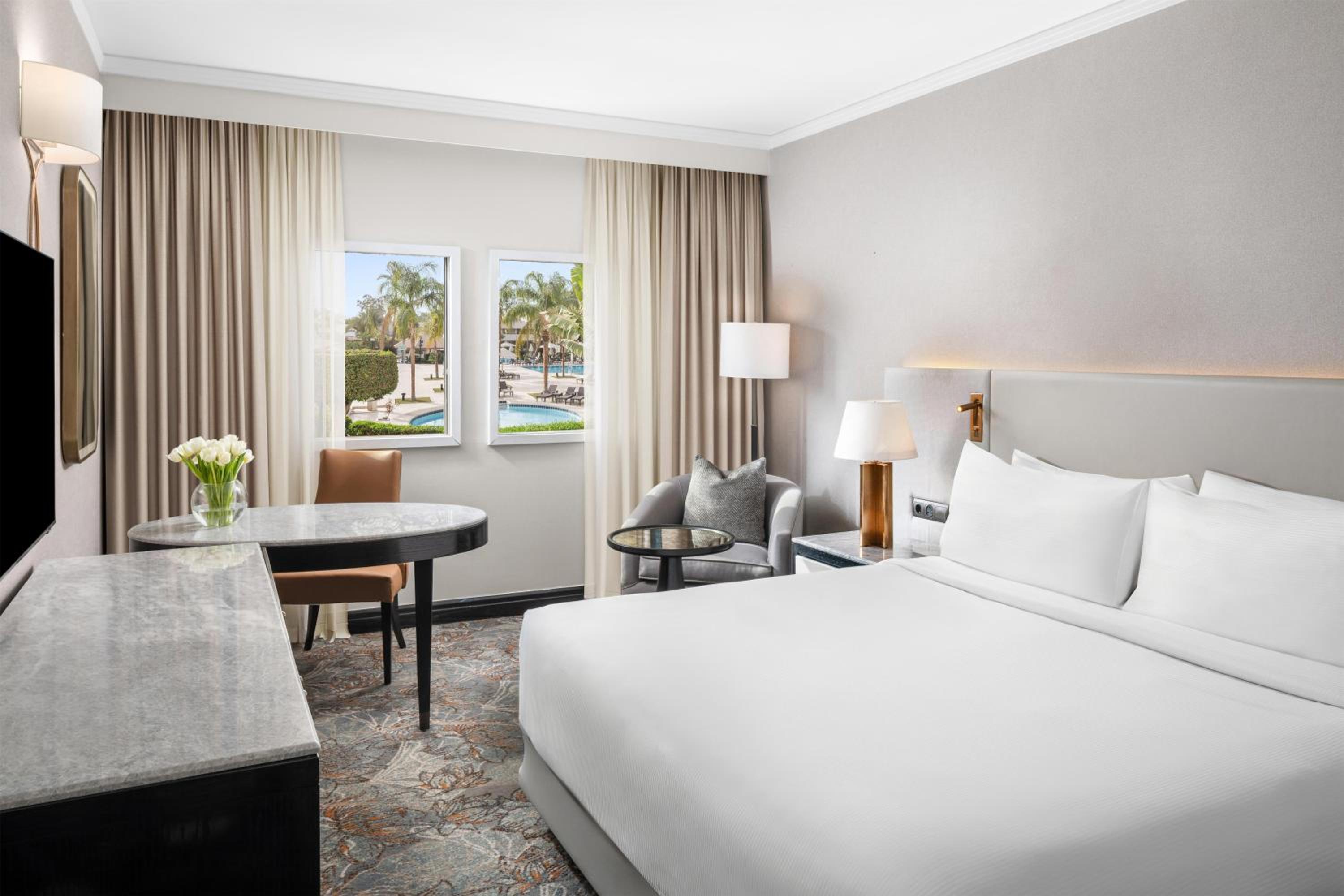 Deluxe King Room with Pool View thumbnail 5