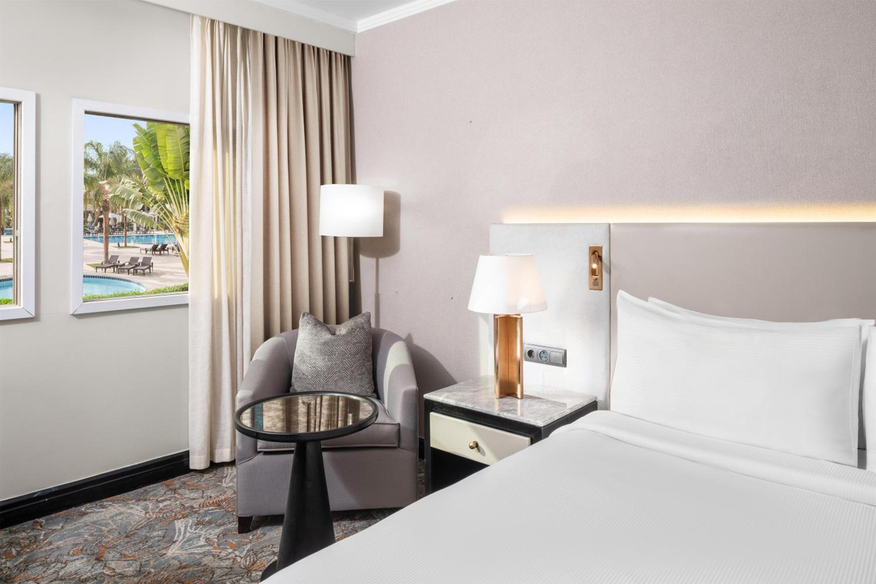 Deluxe King Room with Pool View thumbnail 6
