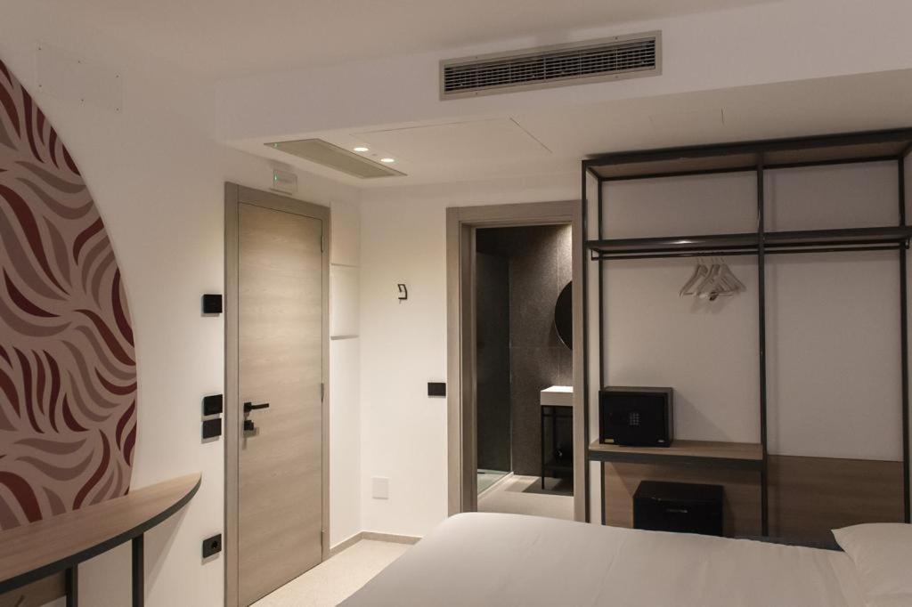 Standard Double Or Twin Room - Photo 14
