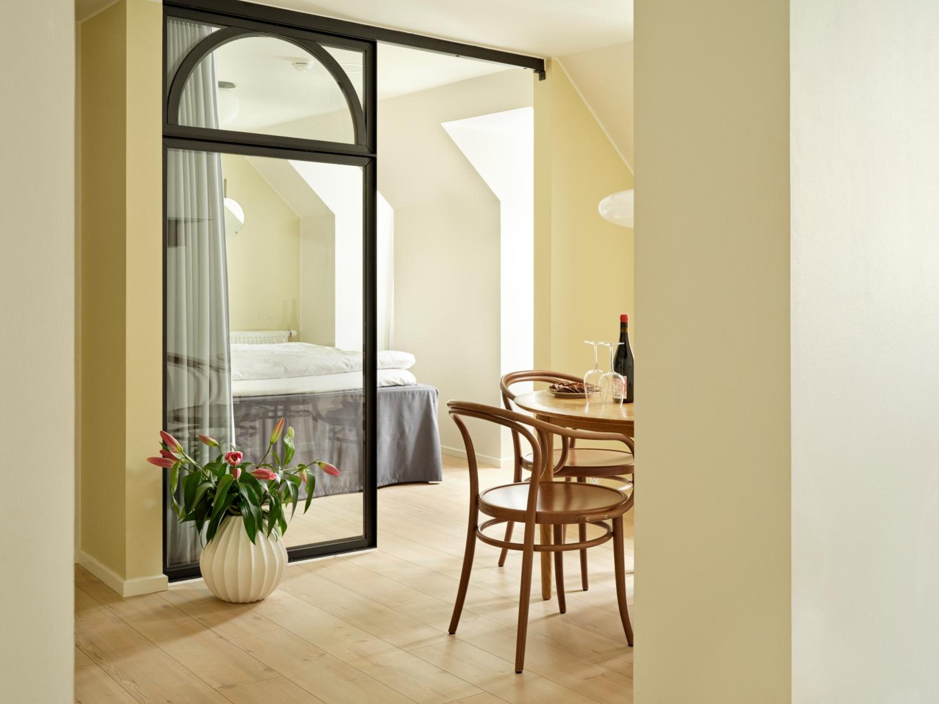 Superior One-Bedroom Apartment thumbnail 6