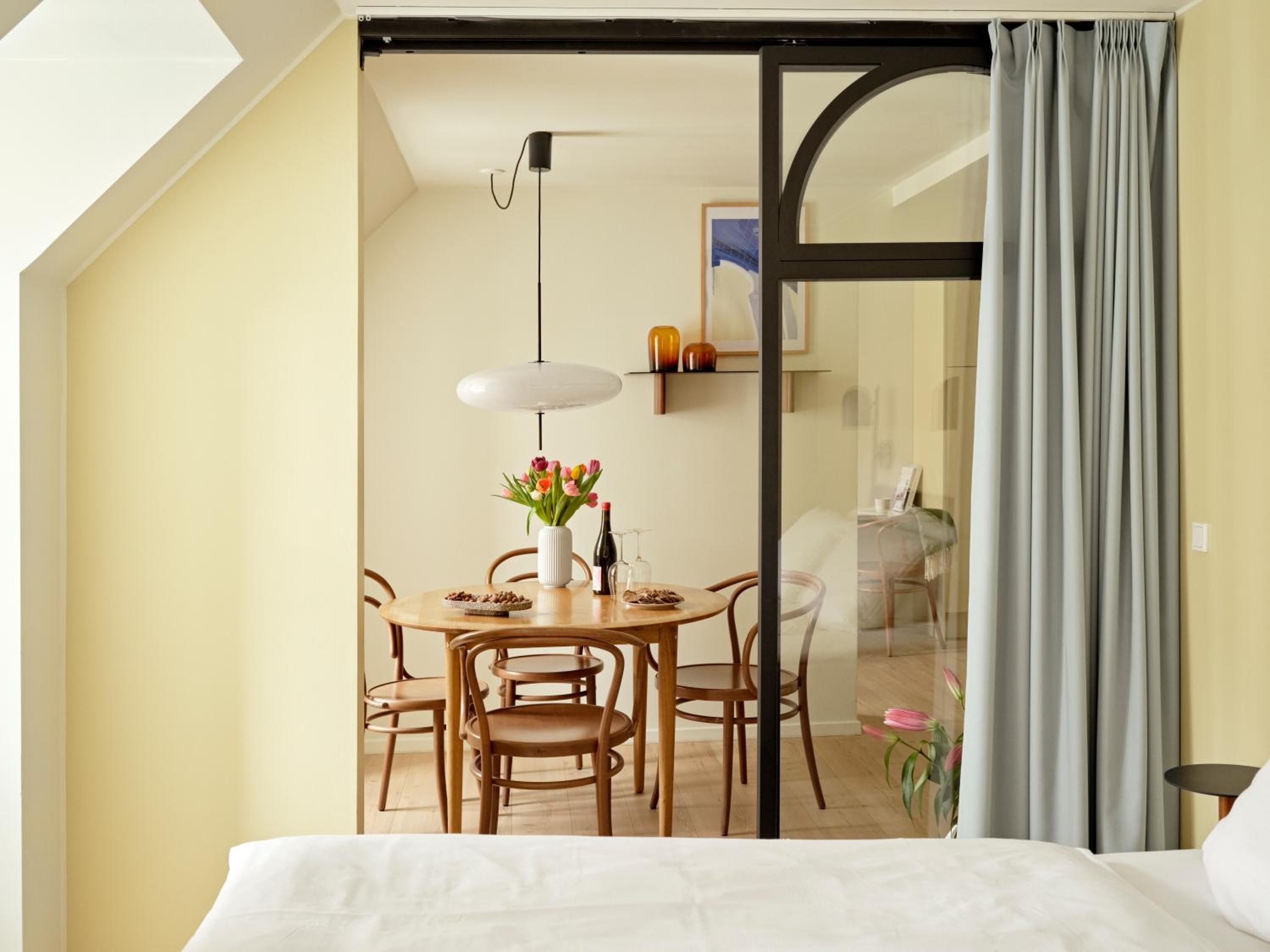 Superior One-Bedroom Apartment thumbnail 5