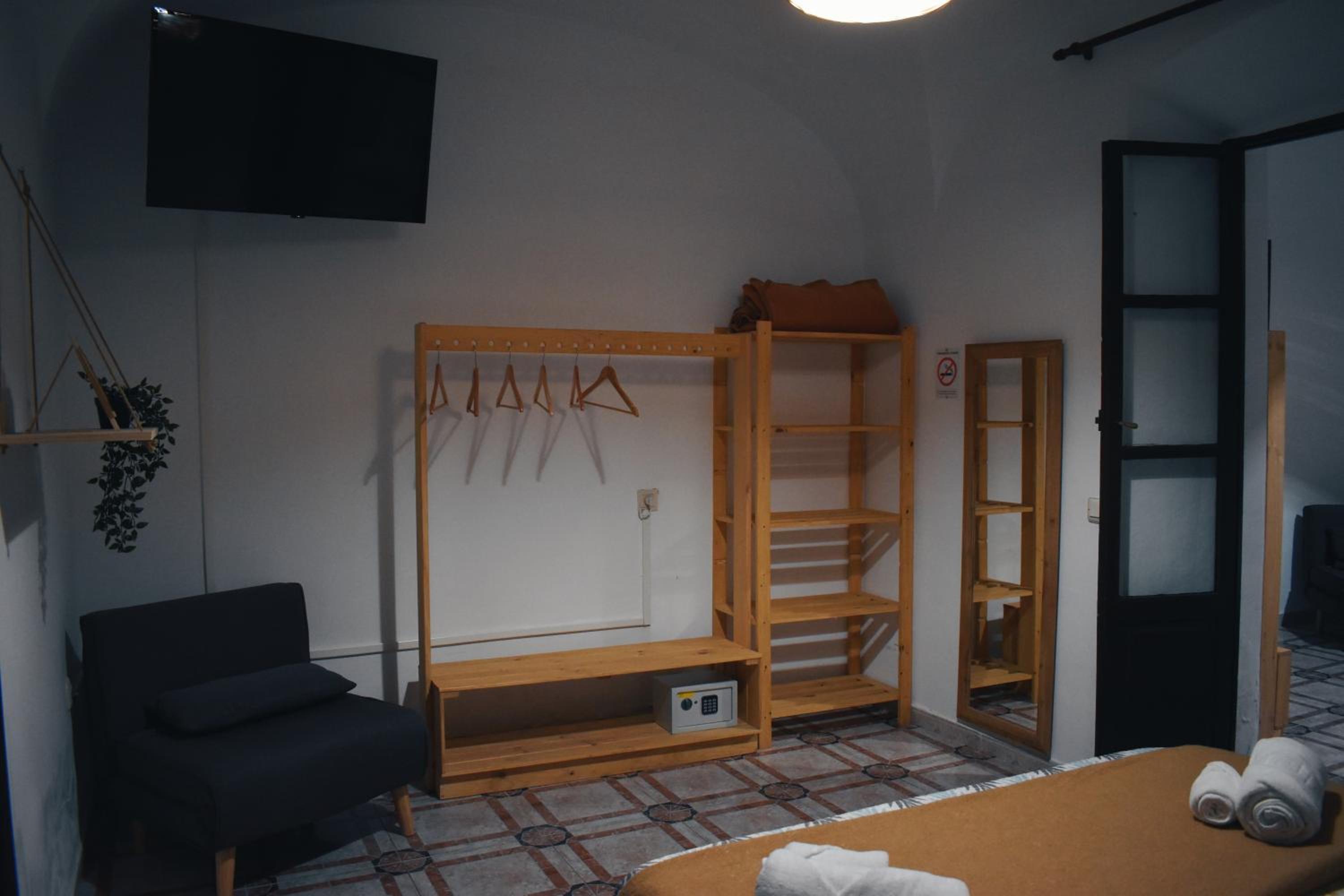 Quadruple Room with Private Bathroom photo 2