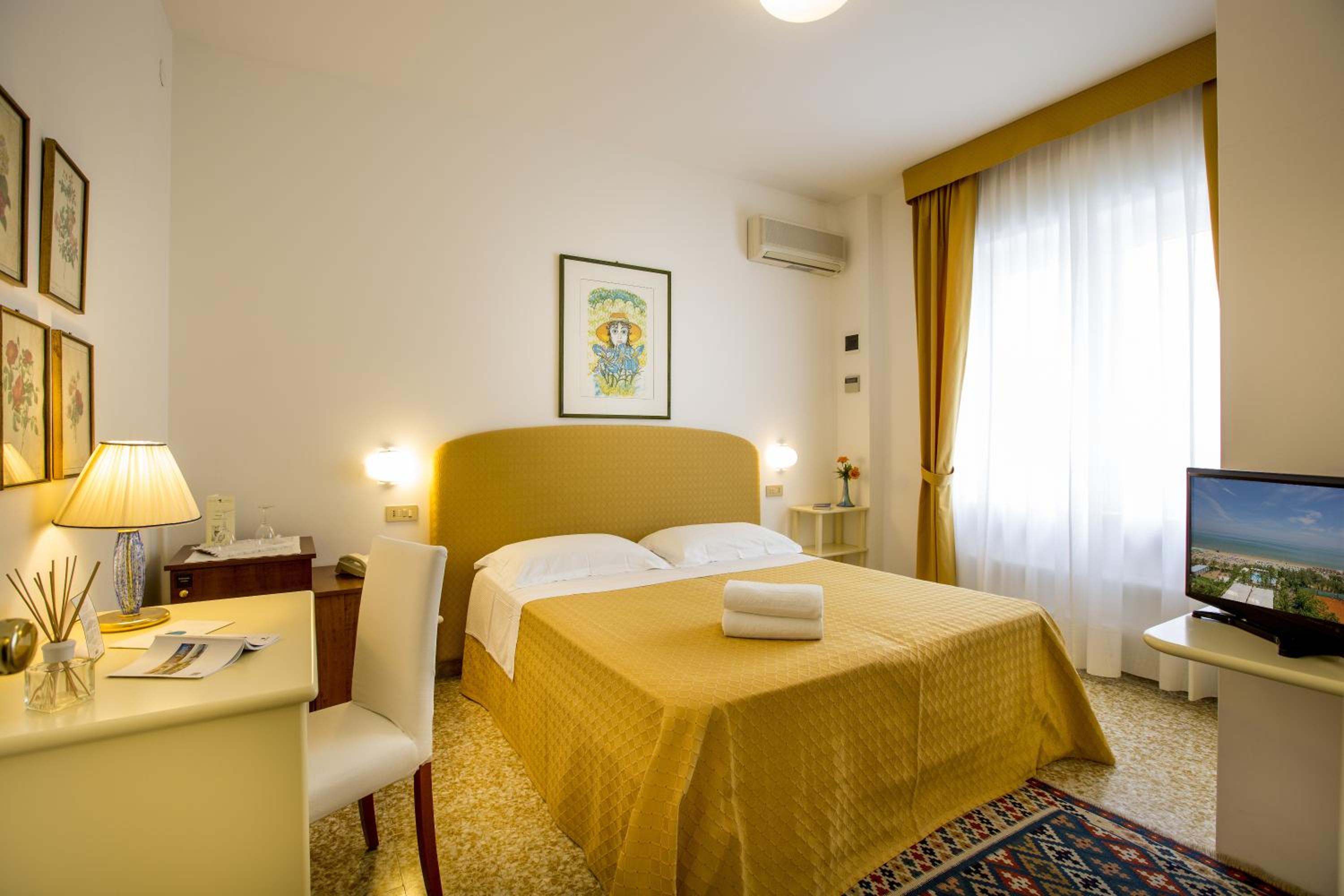 Standard Double or Twin Room - Photo 1