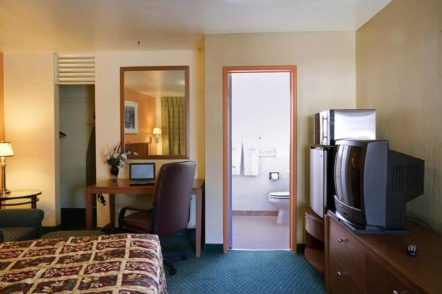 Queen Room - Non-Smoking - Photo 1