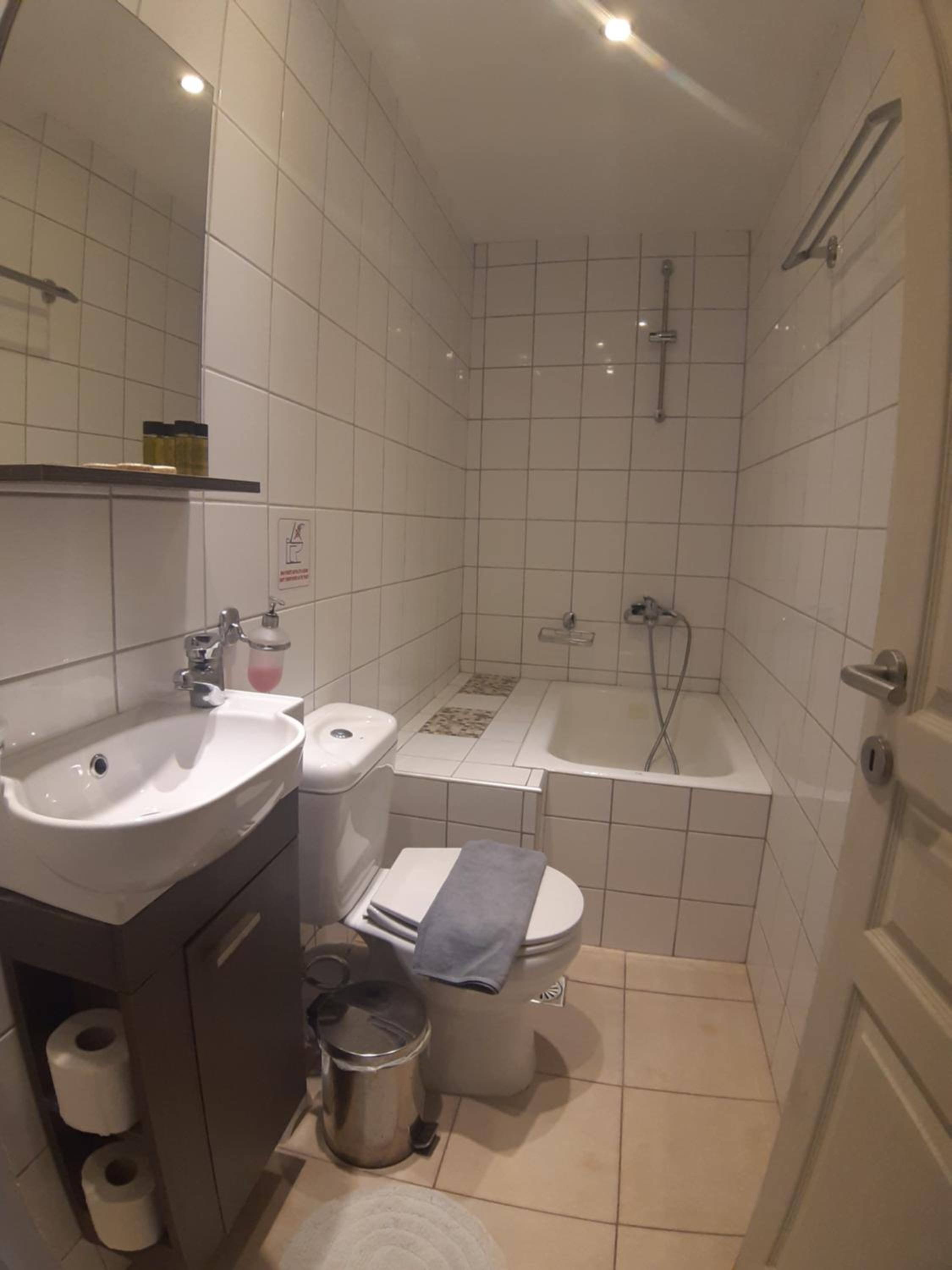 Double Room with Balcony and Sea View - Photo 3