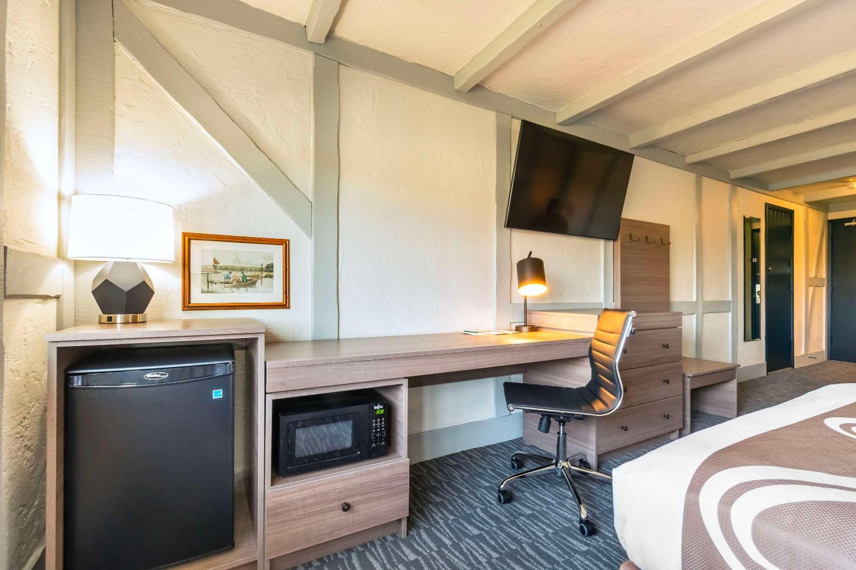 Queen Room with Two Queen Beds - Non-Smoking - Photo 3