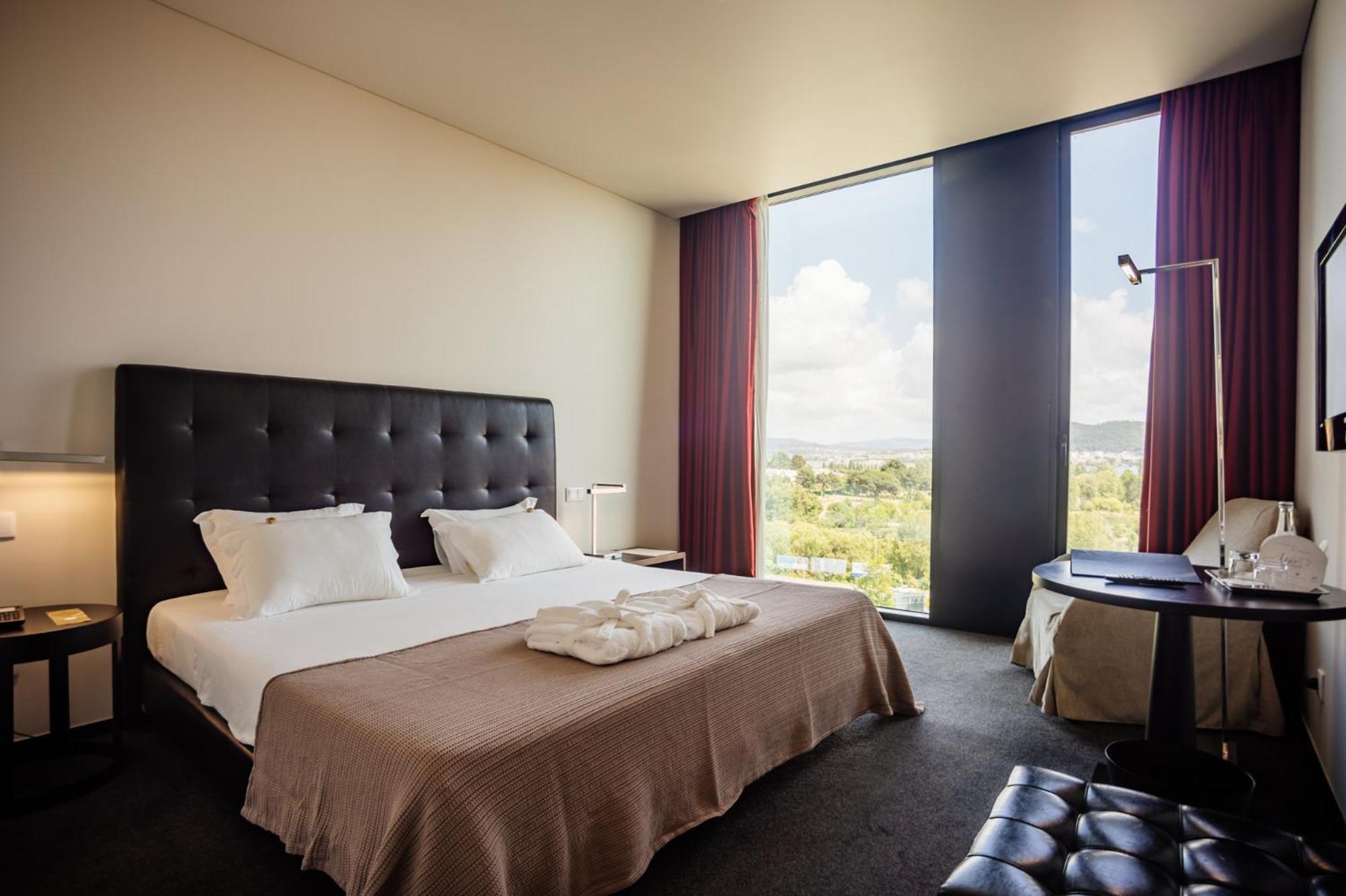 Double or Twin Room (2 Adults + 1 Child) - Photo 2