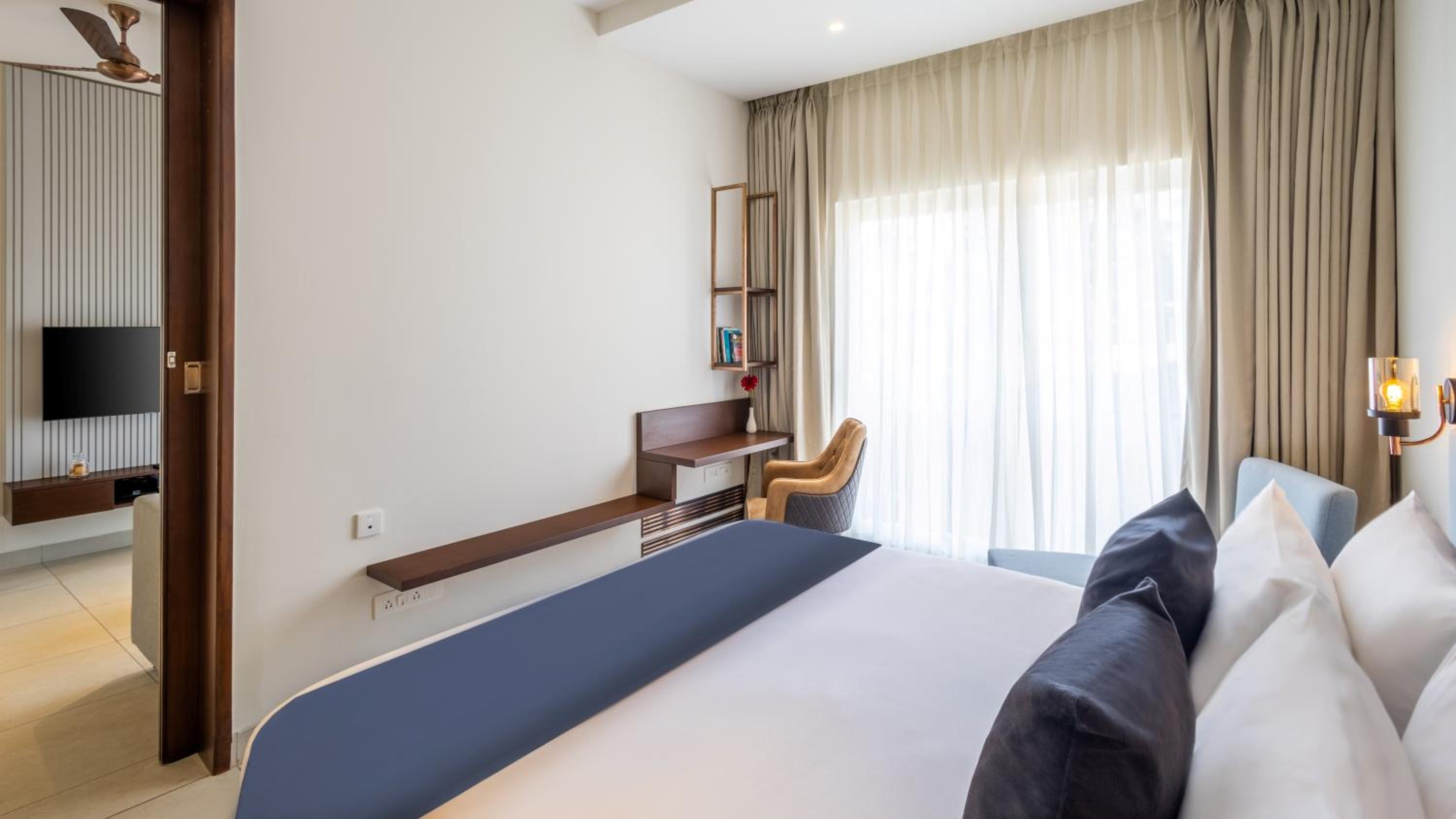 Executive Suite - Photo 2