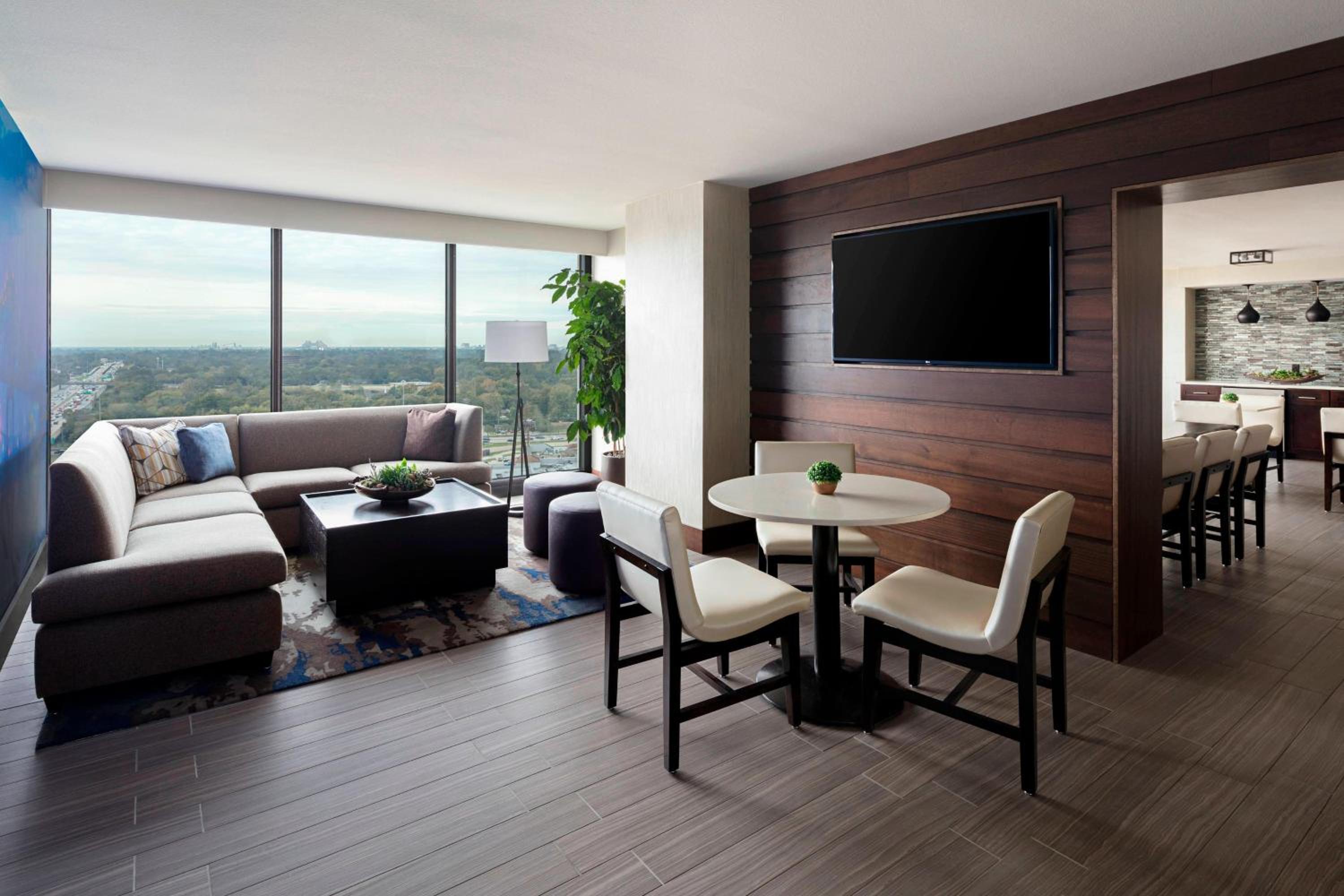 Concierge Level King Room - Photo 4
