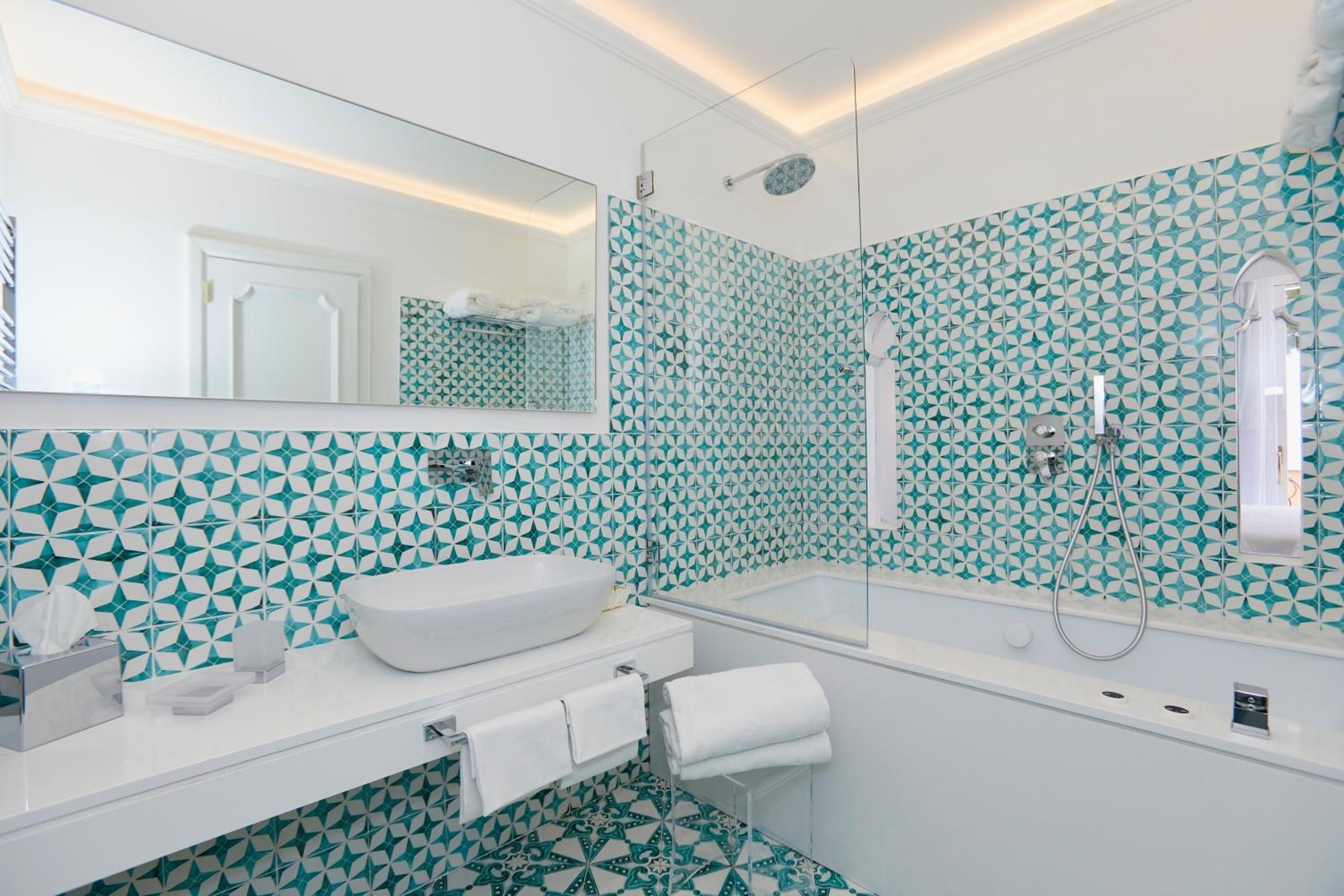 Deluxe Double Room with Terrace and Sea View - Photo 17