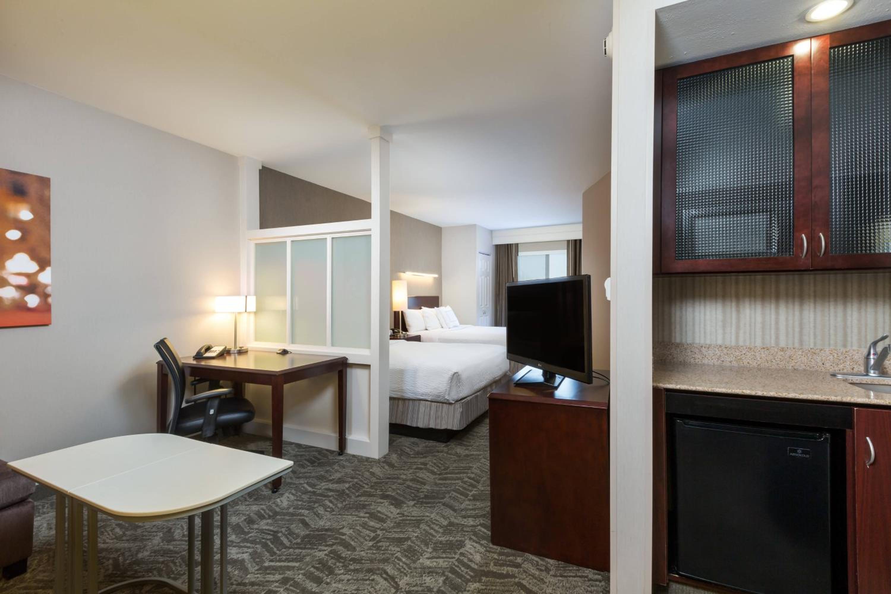 Queen Suite with Sofa Bed and Adapted Tub - Mobility and Hearing Accessible photo 3