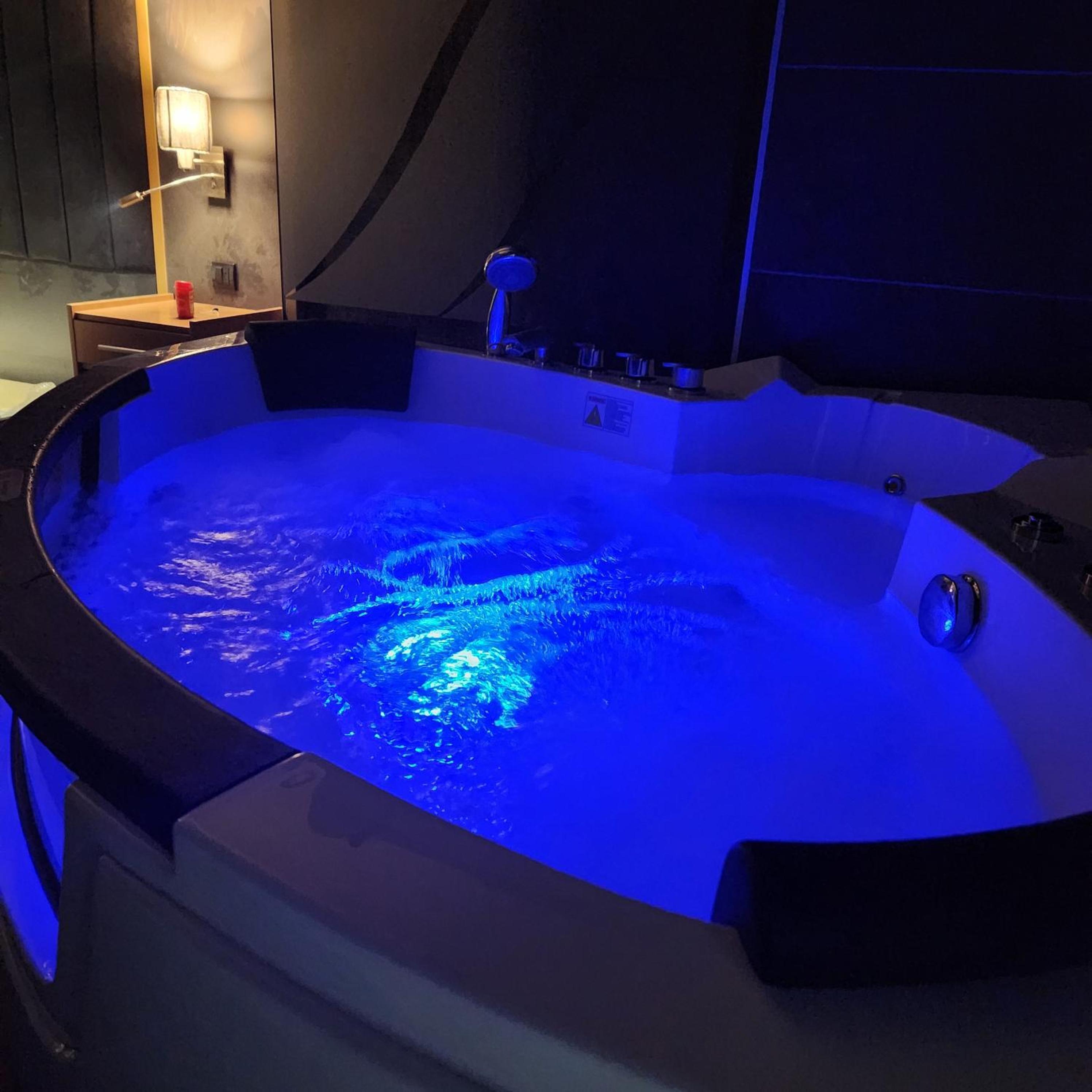 Double Room with Spa Bath - Photo 5