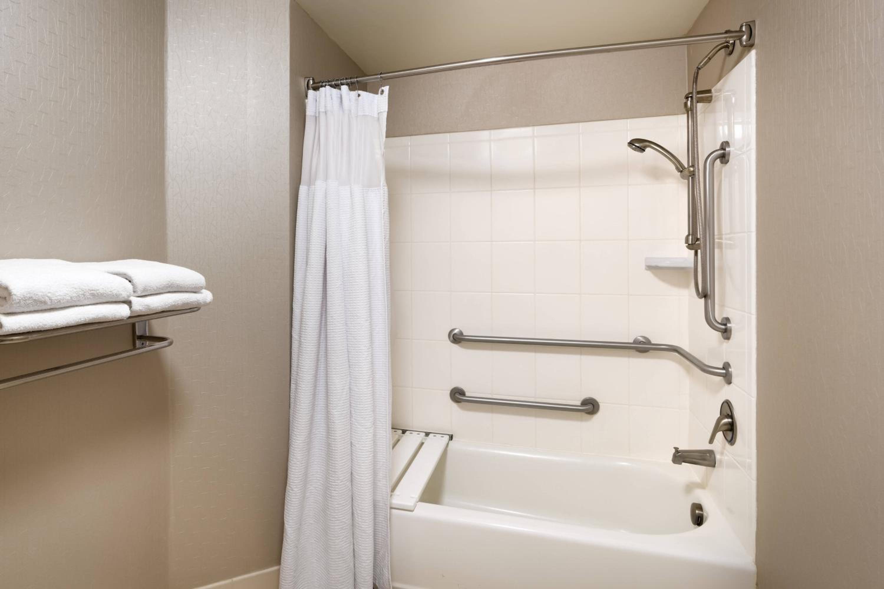 Studio with Two Double Beds and Trundle Bed - Hearing Accessible - Photo 6
