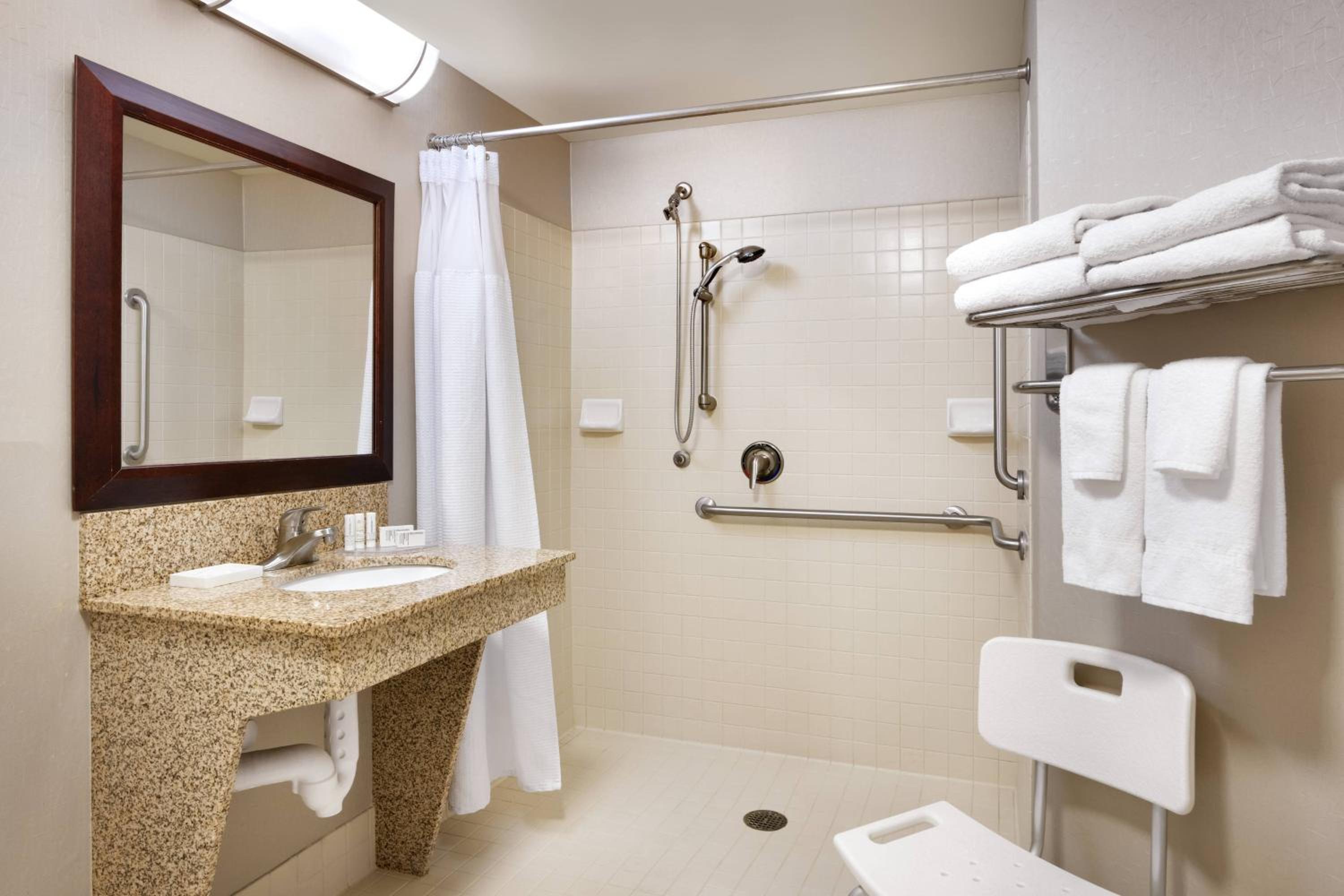 Studio with Two Double Beds and Trundle Bed - Hearing Accessible - Photo 7