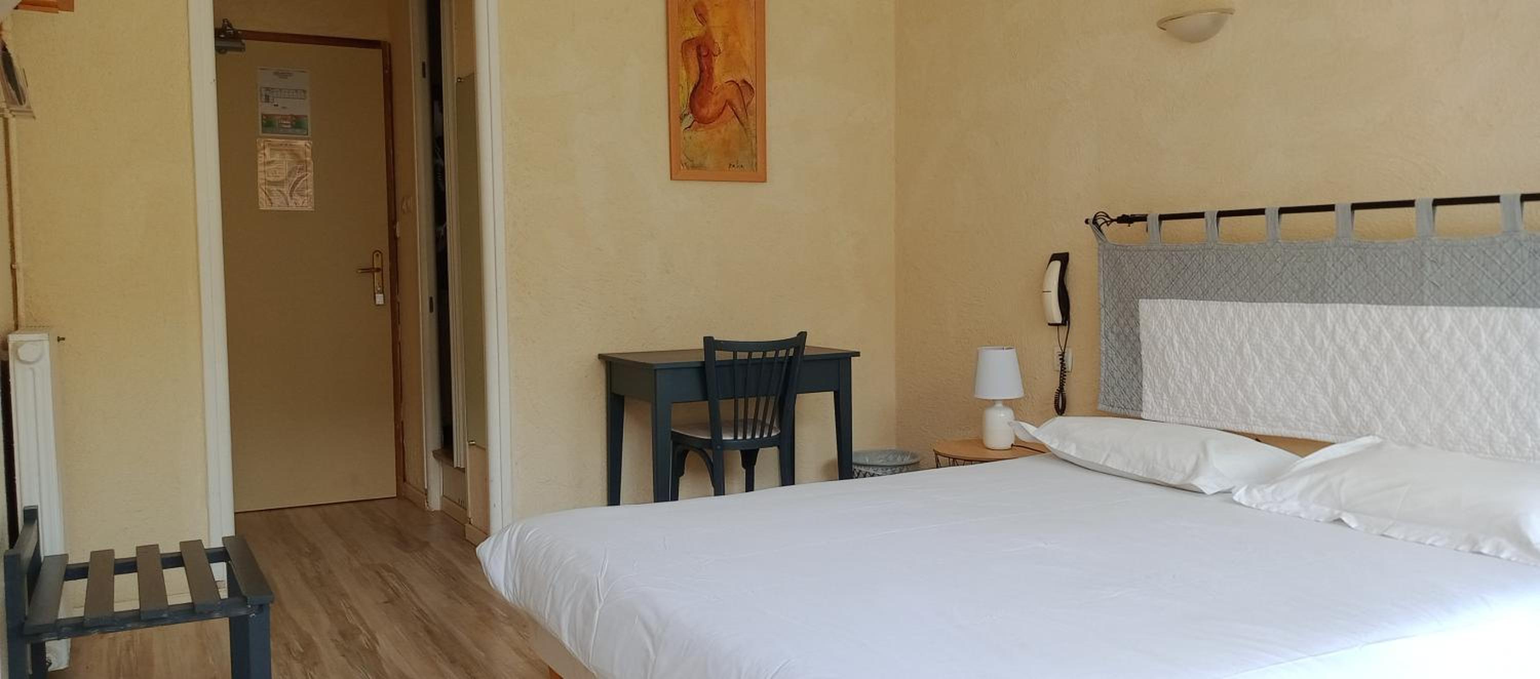 Queen Room photo 2