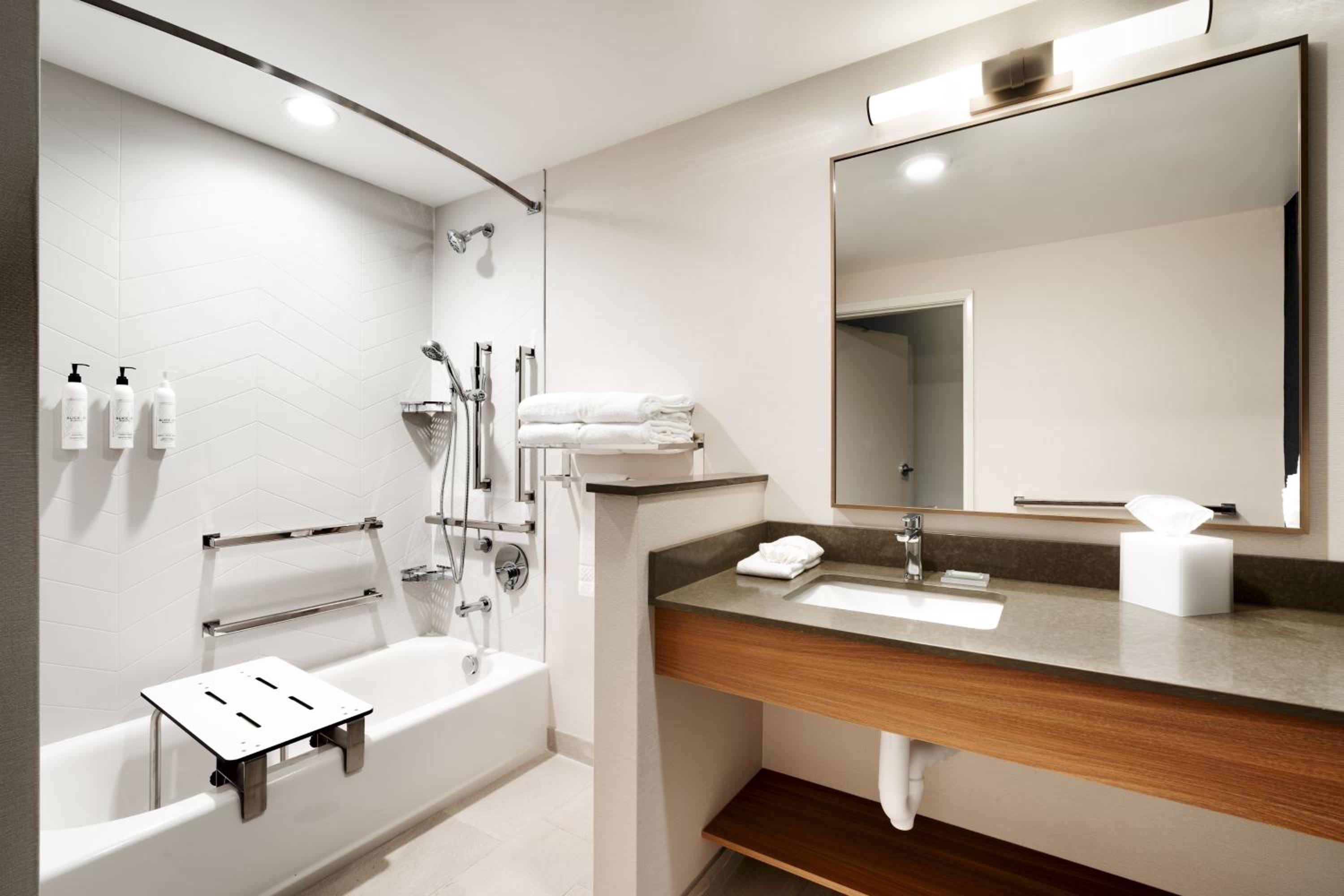 King Room - Hearing Accessible - Photo 3