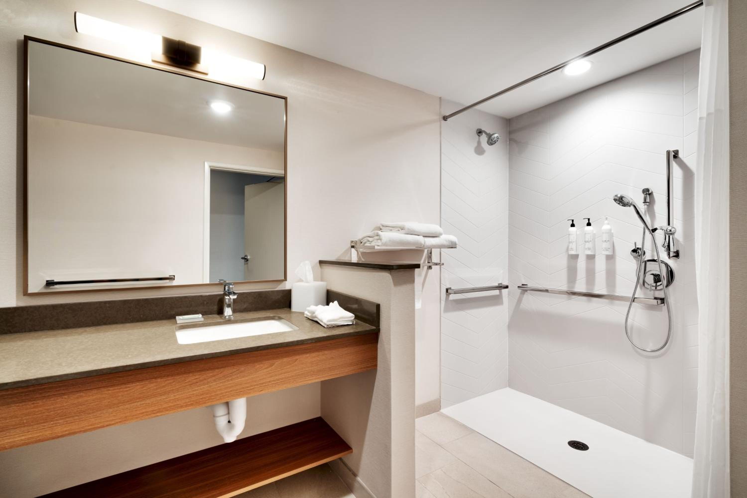 King Room - Hearing Accessible - Photo 5