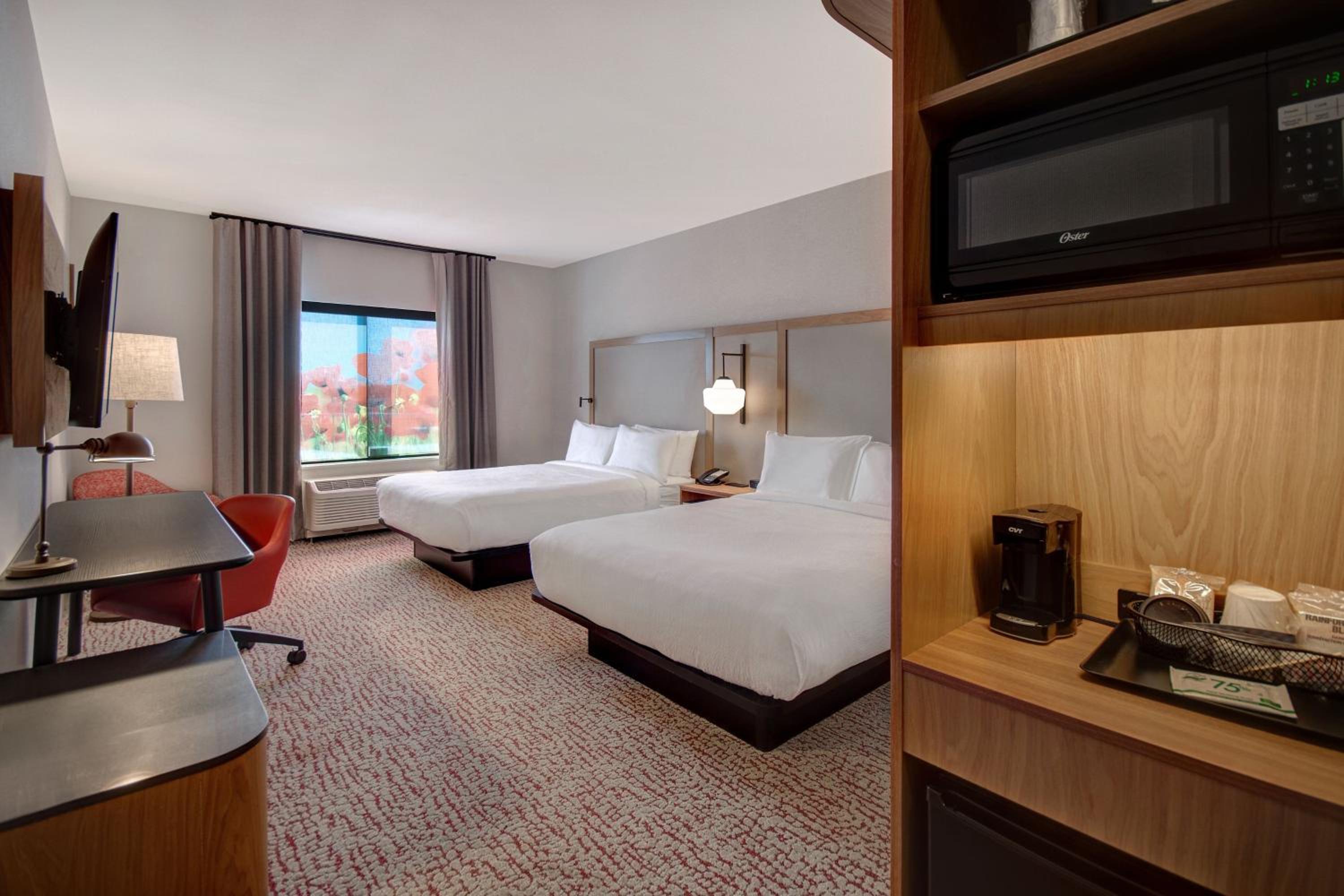 Queen Room with Two Queen Beds - Photo 2