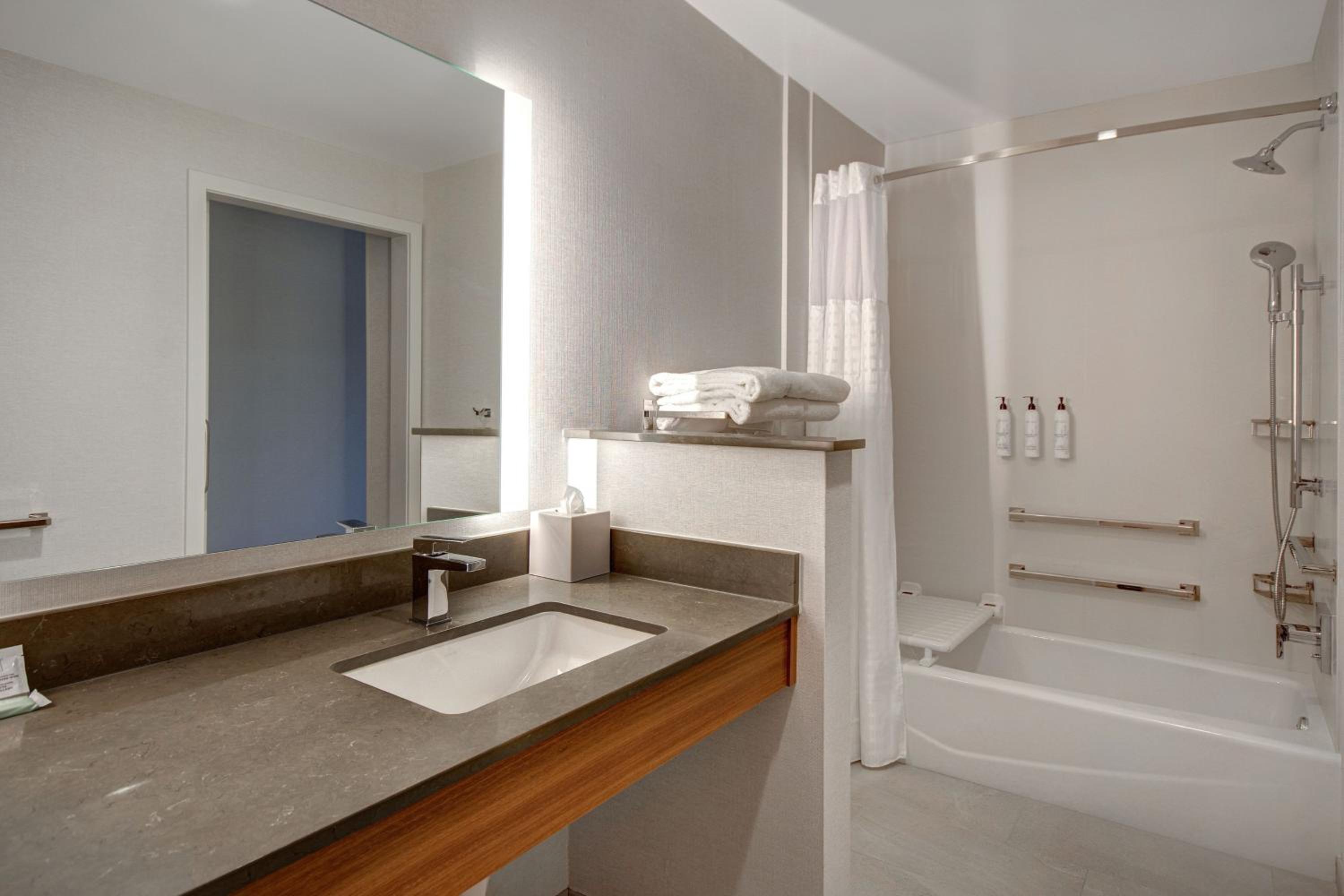 Standard King Room - Photo 5