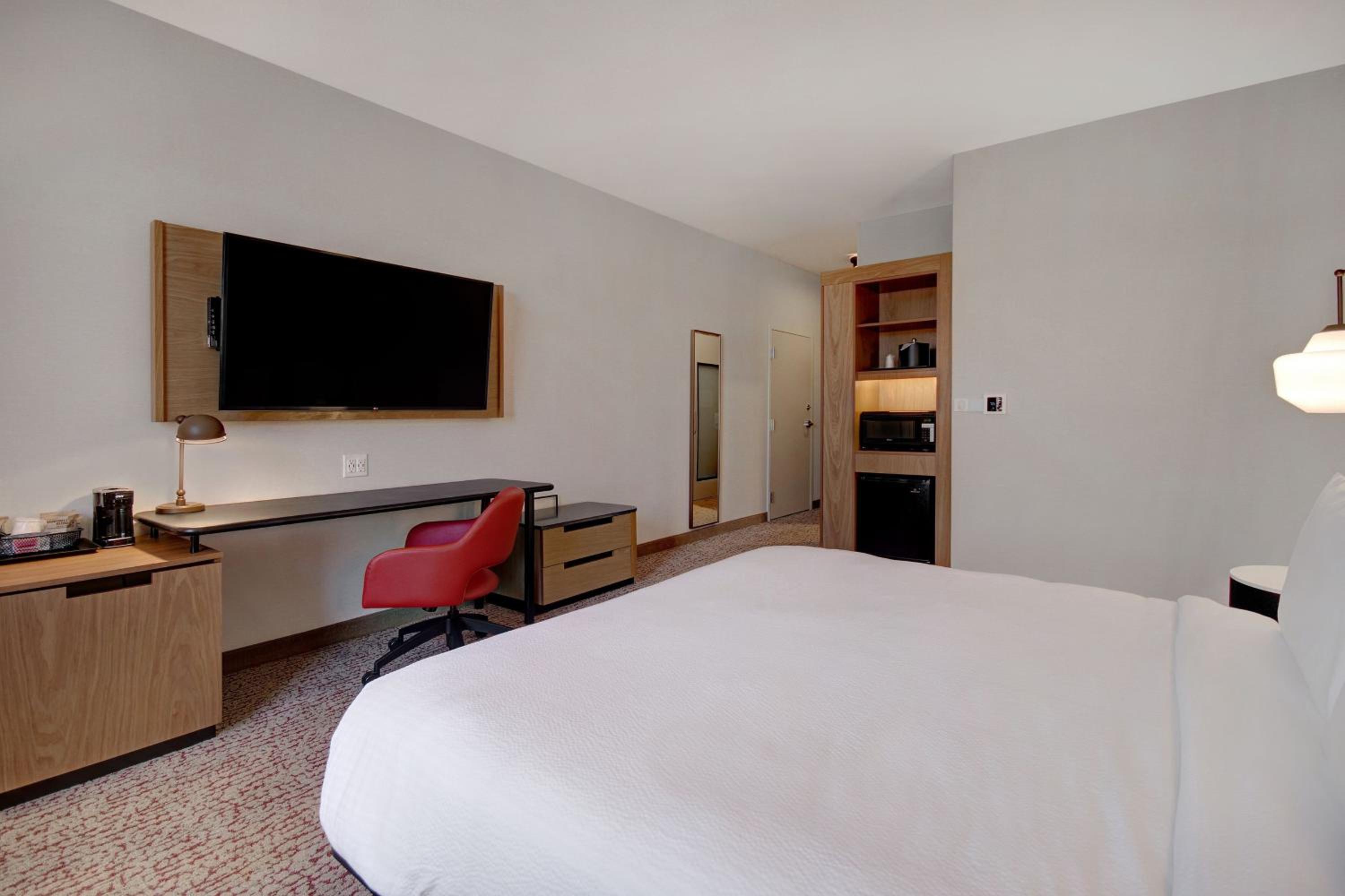 Executive King Suite with Sofa Bed - Photo 4