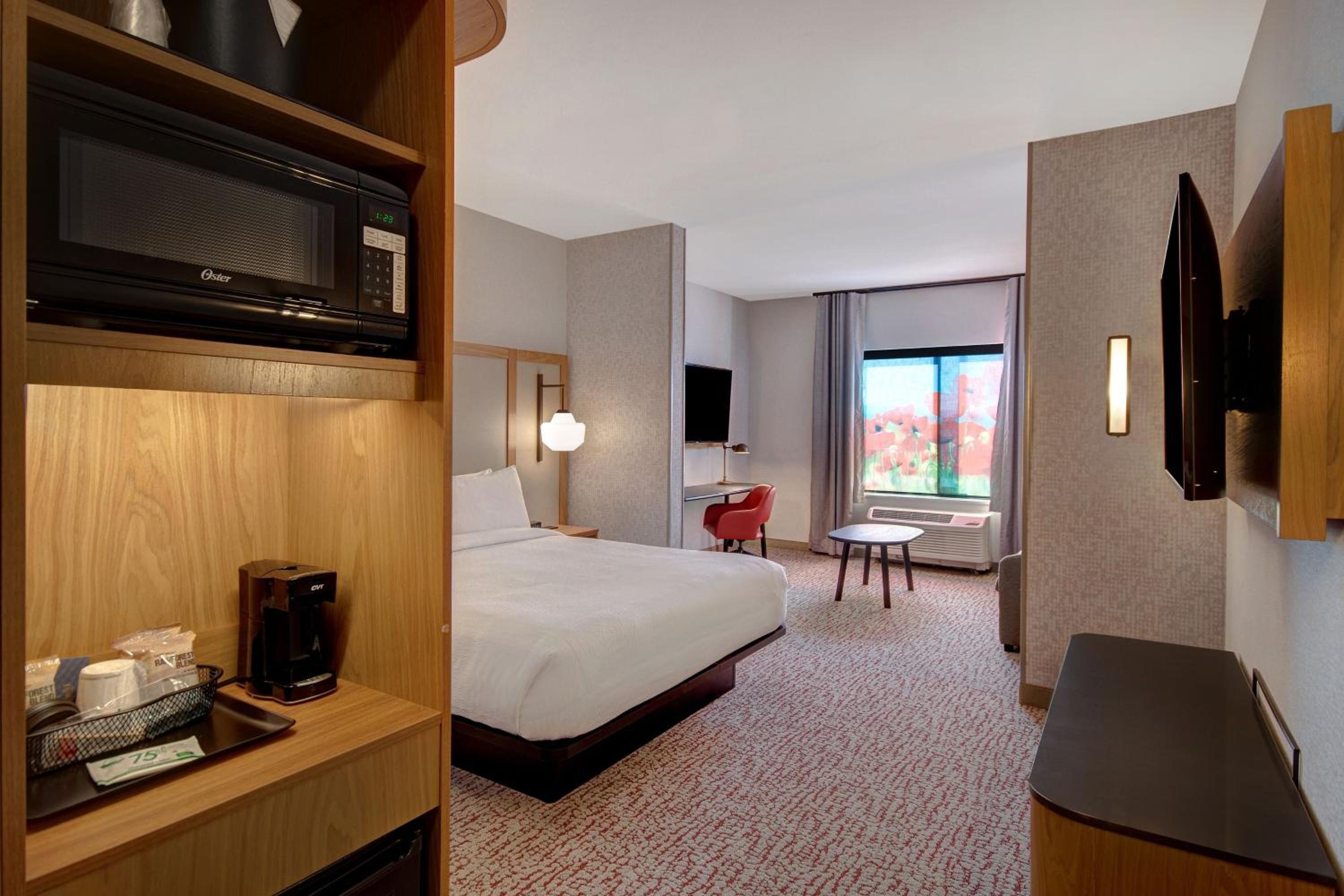 Executive King Suite with Sofa Bed - Photo 2