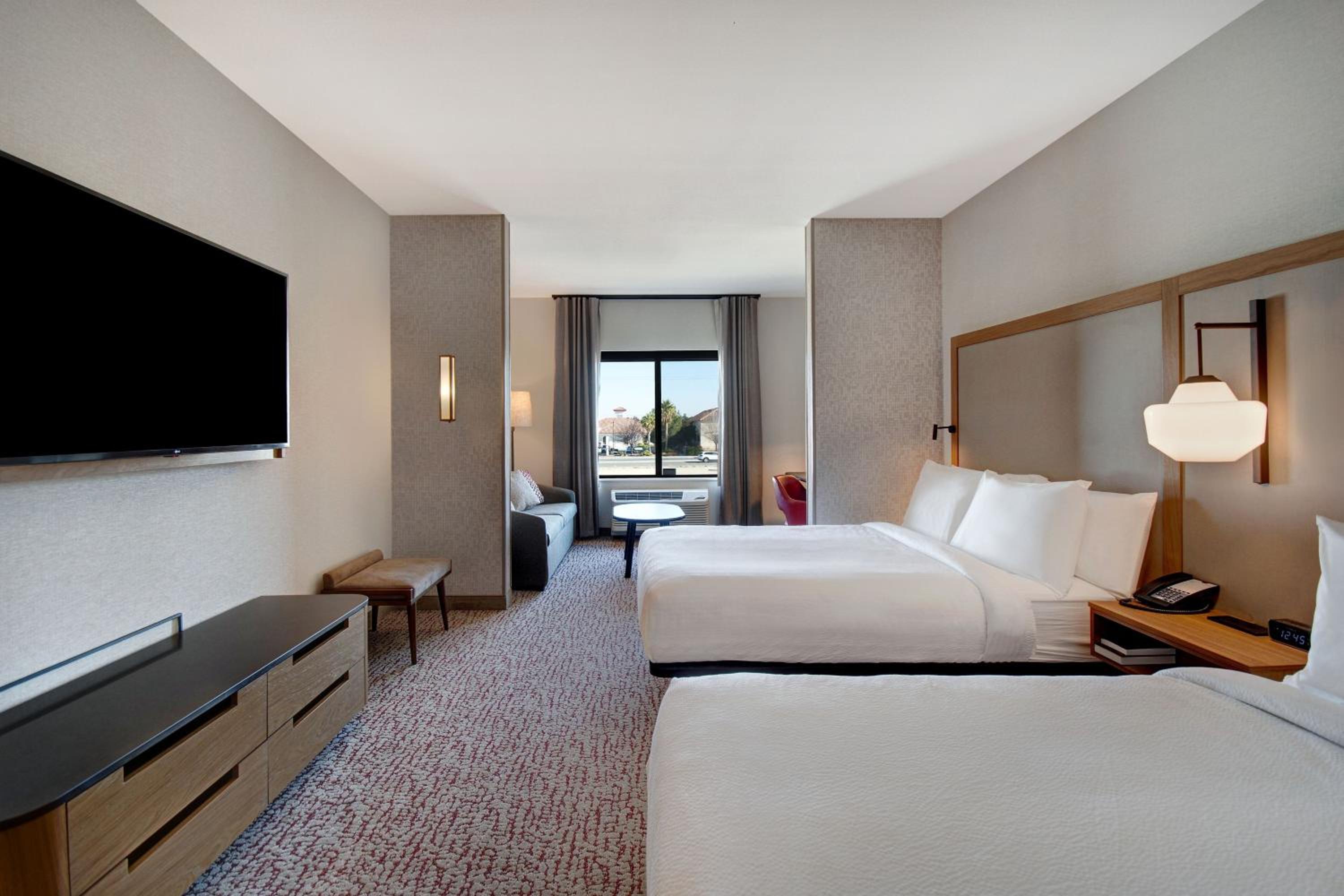 Executive King Suite with Sofa Bed - Photo 5
