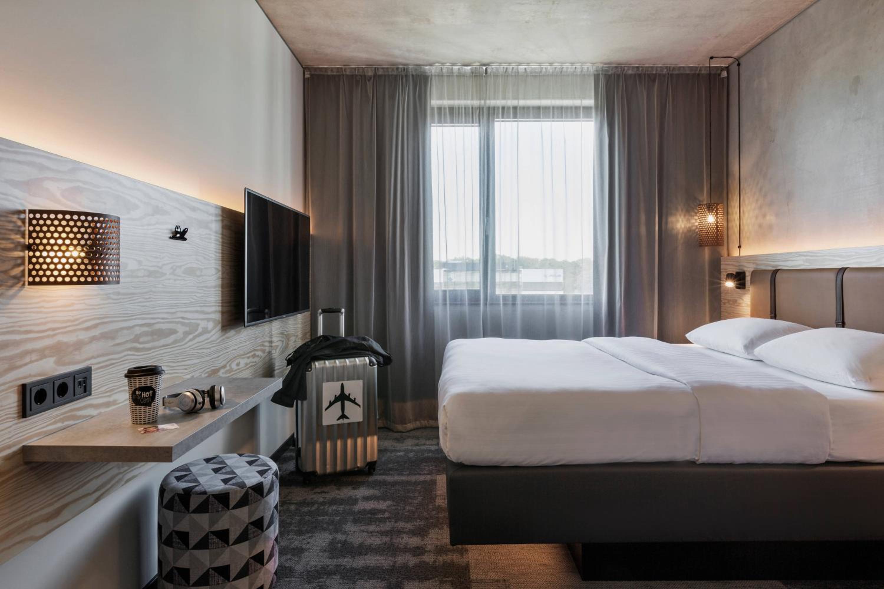 Moxy Queen Sleeper, Guest room, 1 Queen thumbnail 5