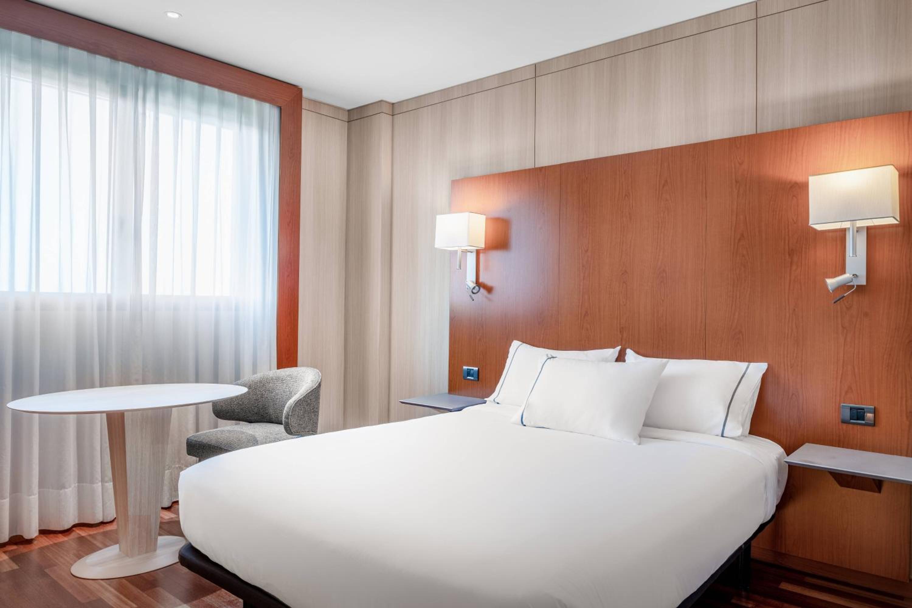 Standard Queen Room with City View