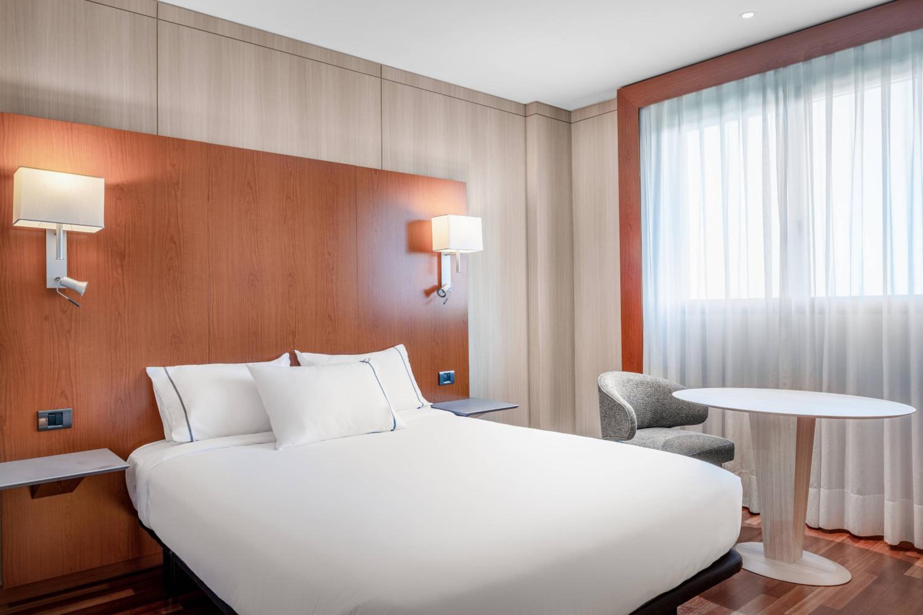 Standard Plus Queen Room with City View