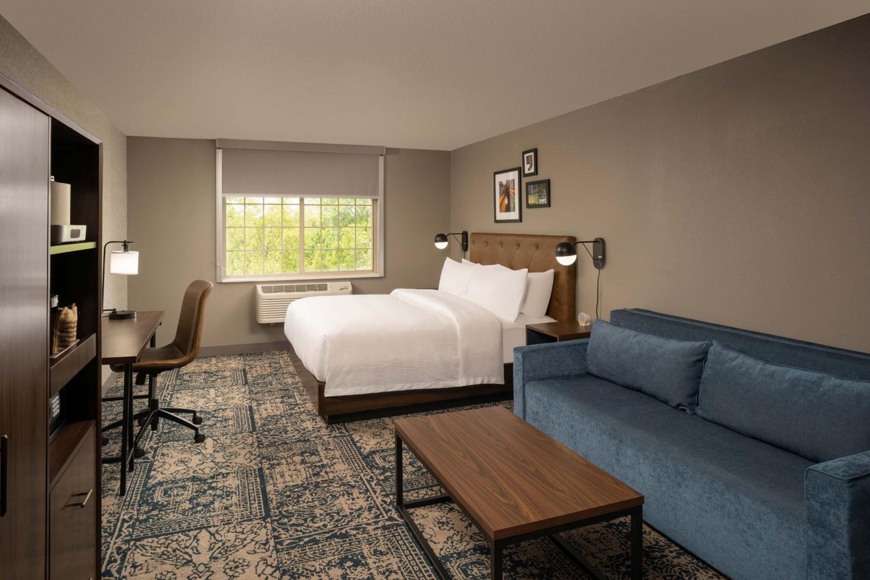 Guest Room, 1 King - Photo 1