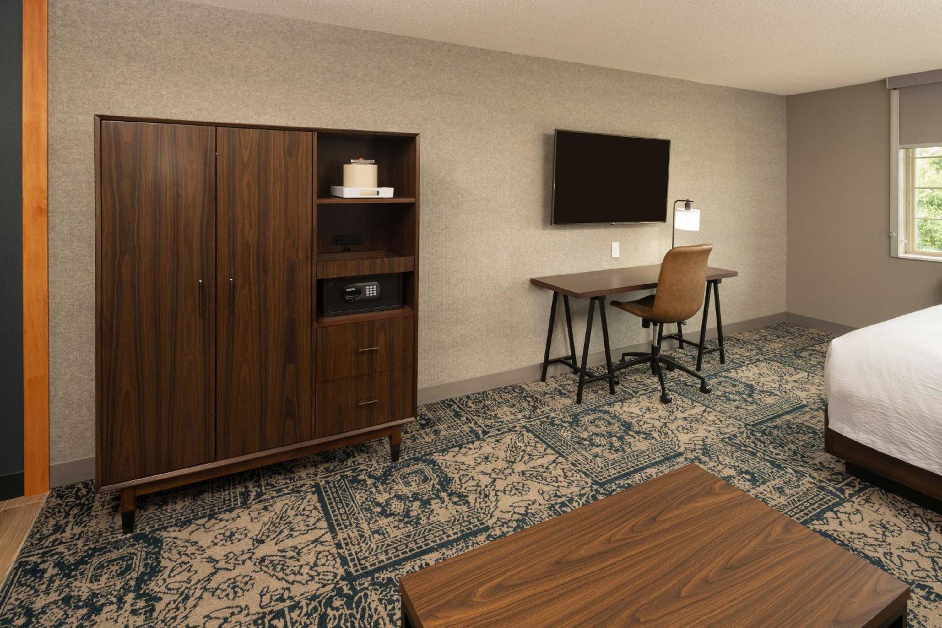 Guest Room, 1 King - Photo 4