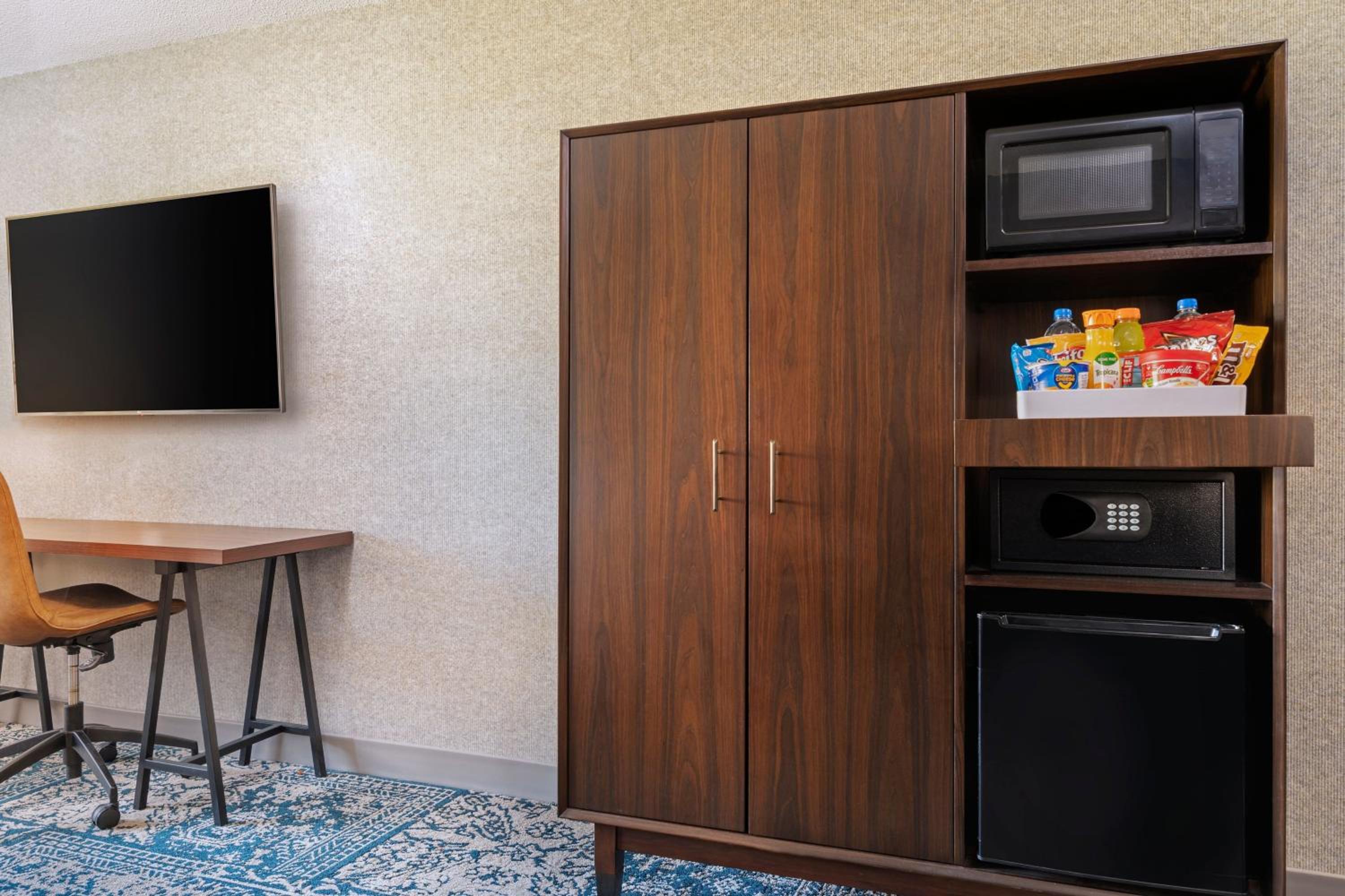 Premier, Guest room, 1 King - Photo 3