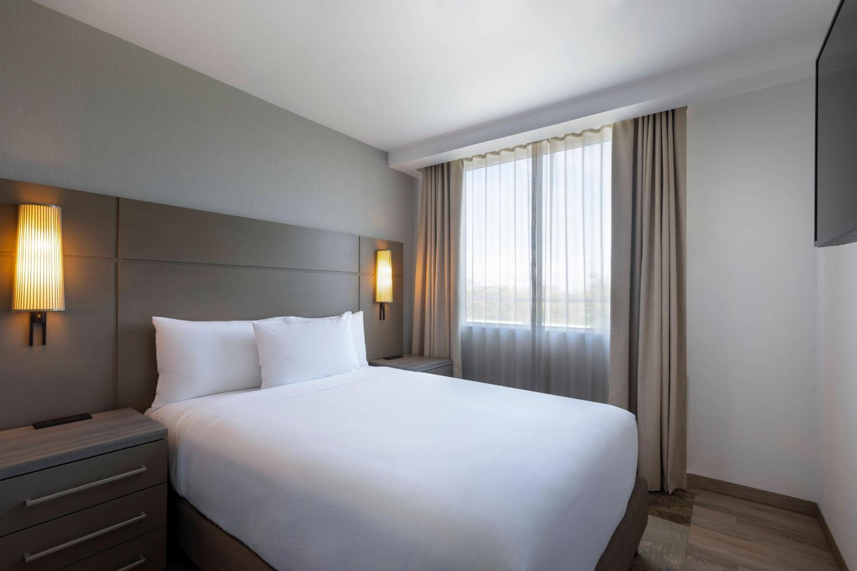 2 Bedroom Suite with Balcony - Photo 7