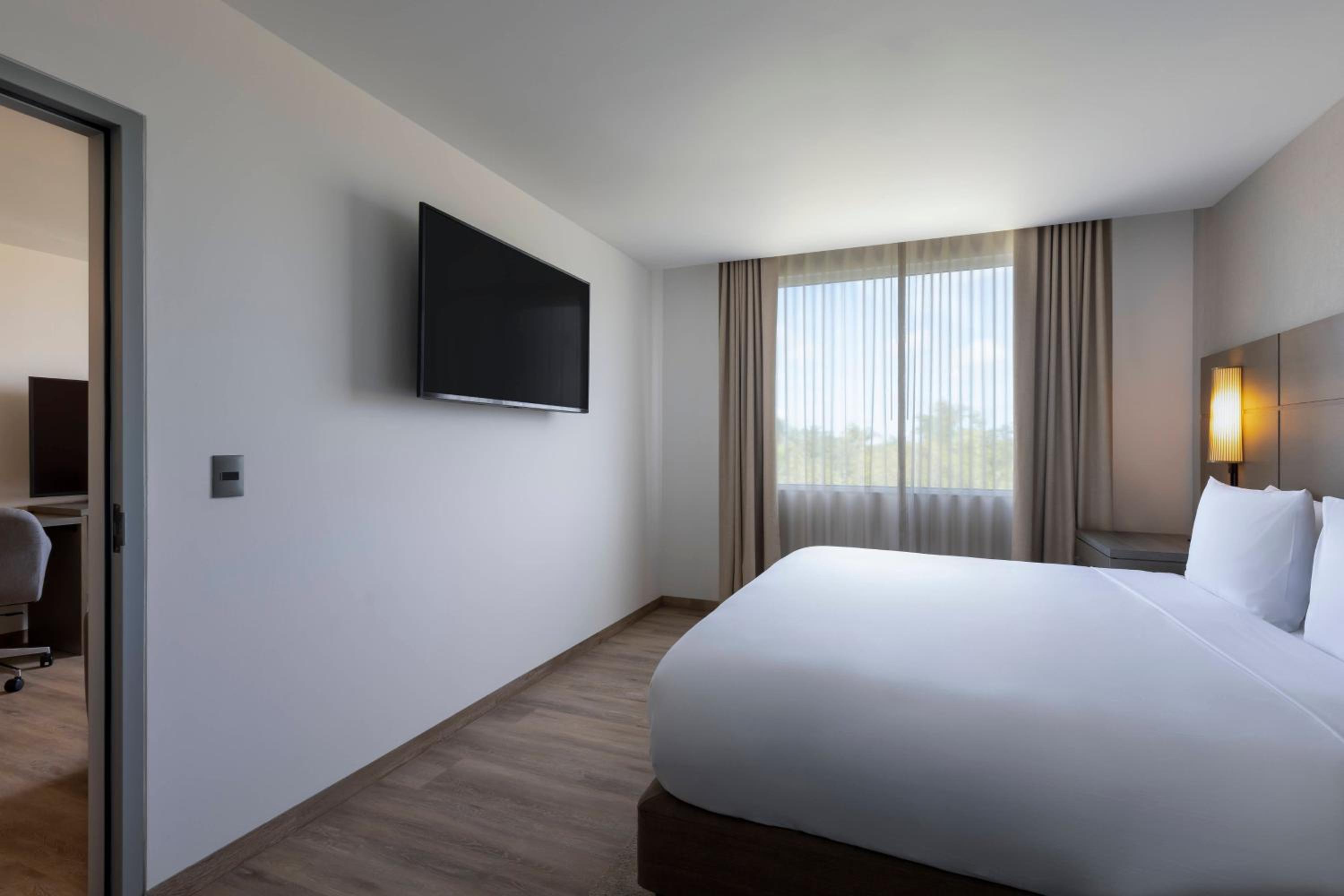 2 Bedroom Suite with Balcony - Photo 6