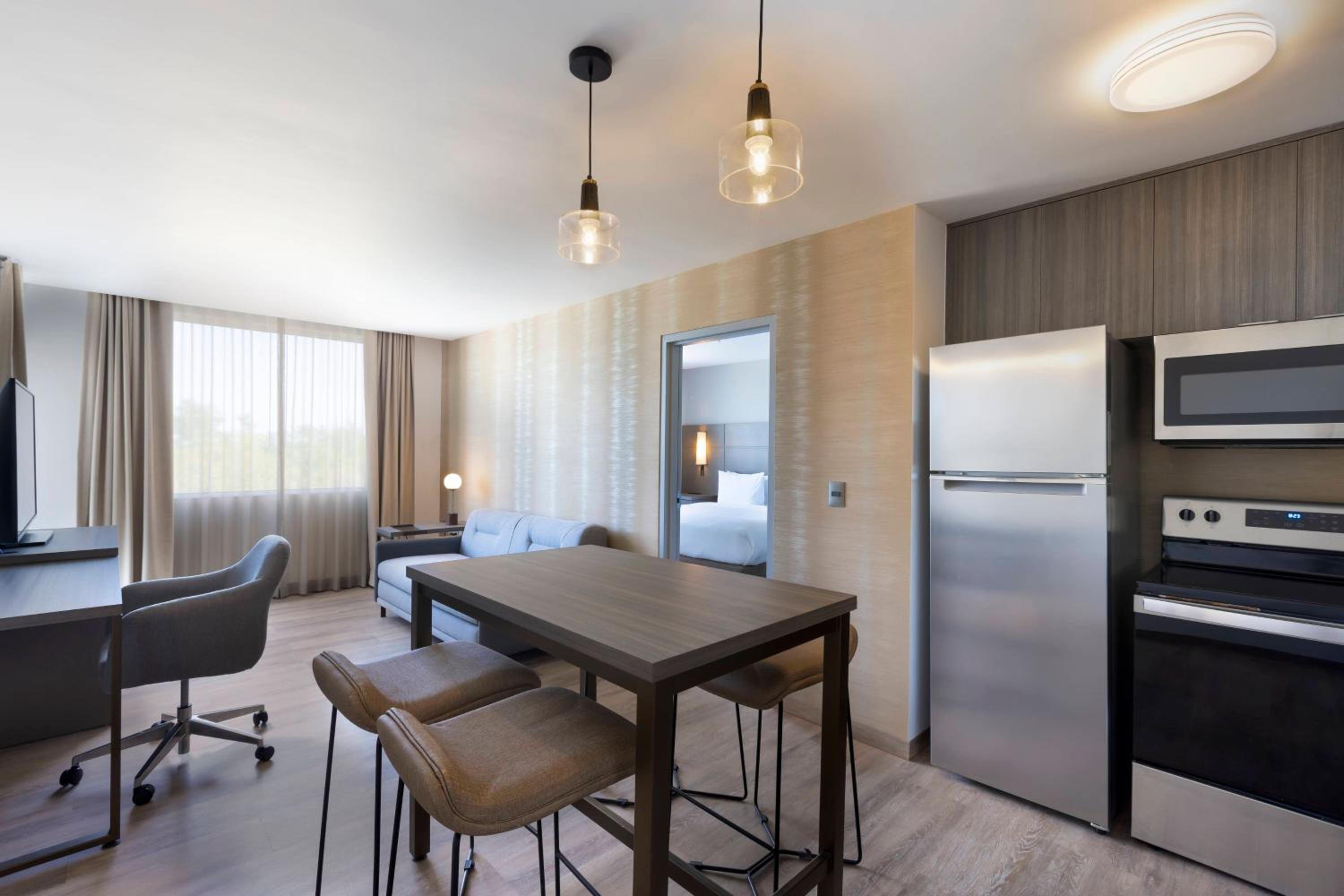 2 Bedroom Suite with Balcony - Photo 5
