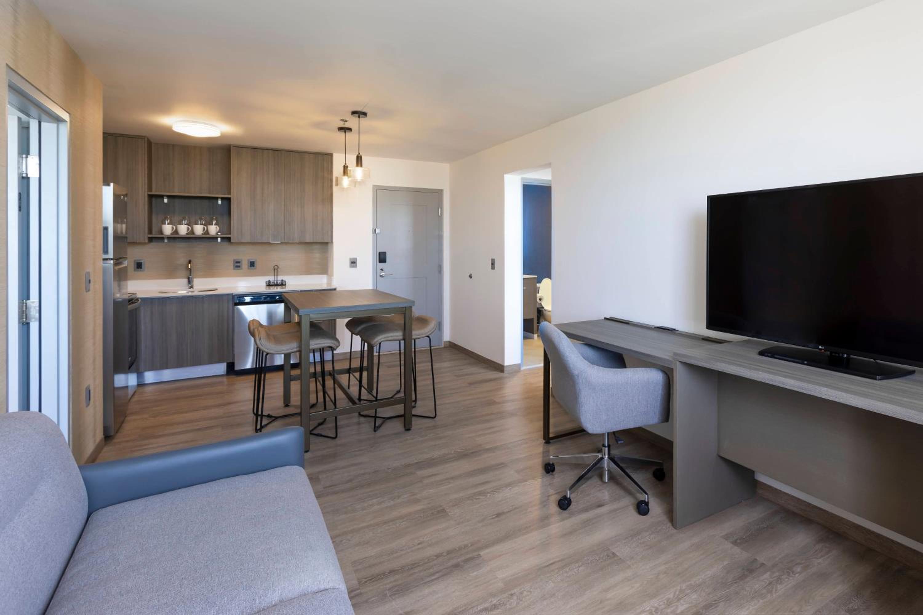 2 Bedroom Suite with Balcony - Photo 1