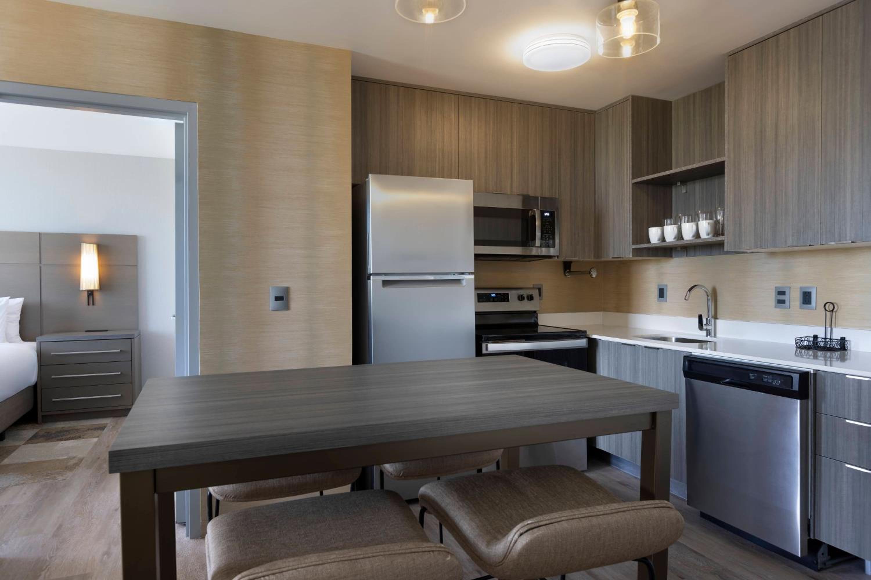 2 Bedroom Suite with Balcony - Photo 4