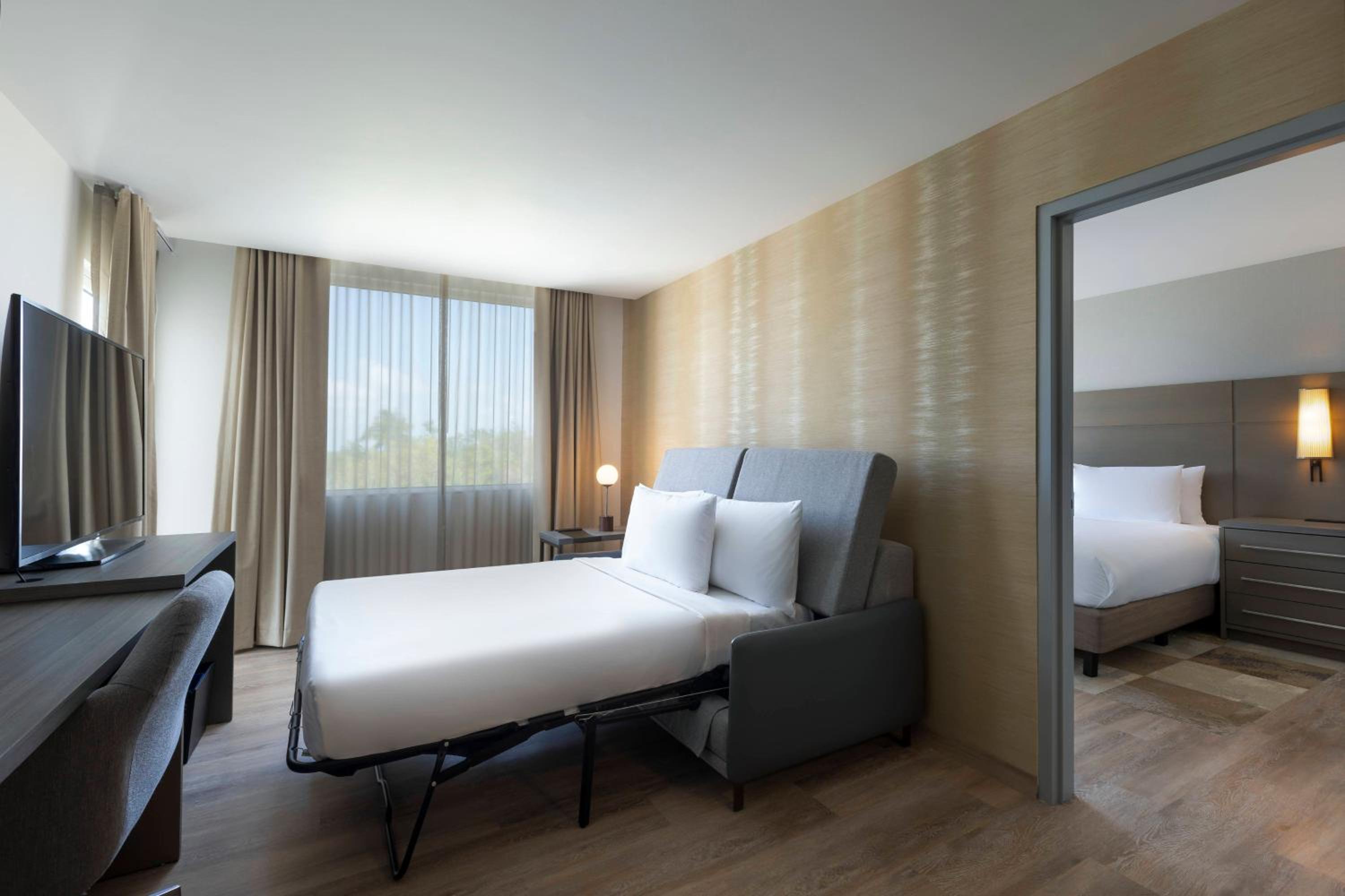 2 Bedroom Suite with Balcony - Photo 3