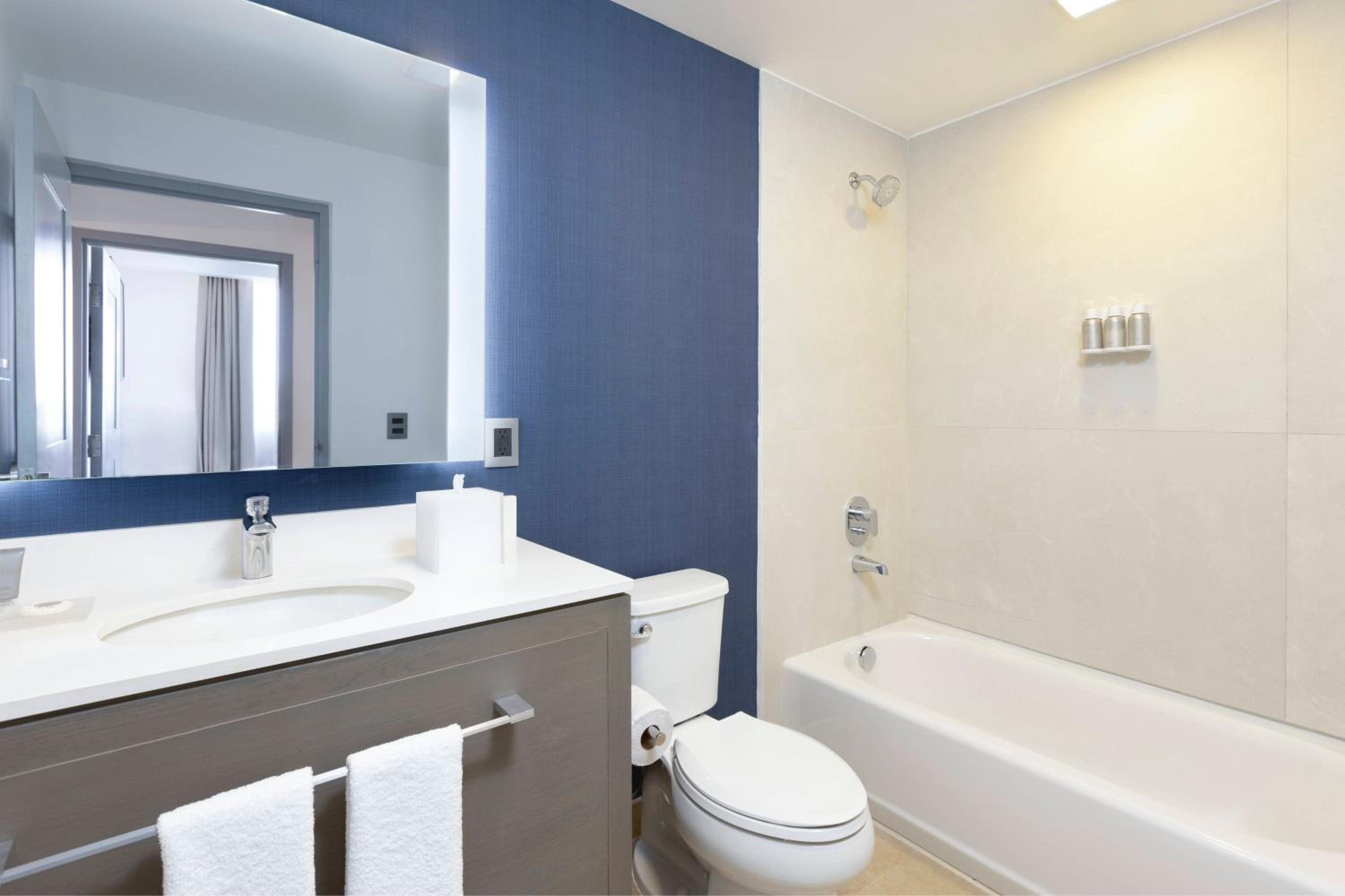 2 Bedroom Suite with Balcony - Photo 8
