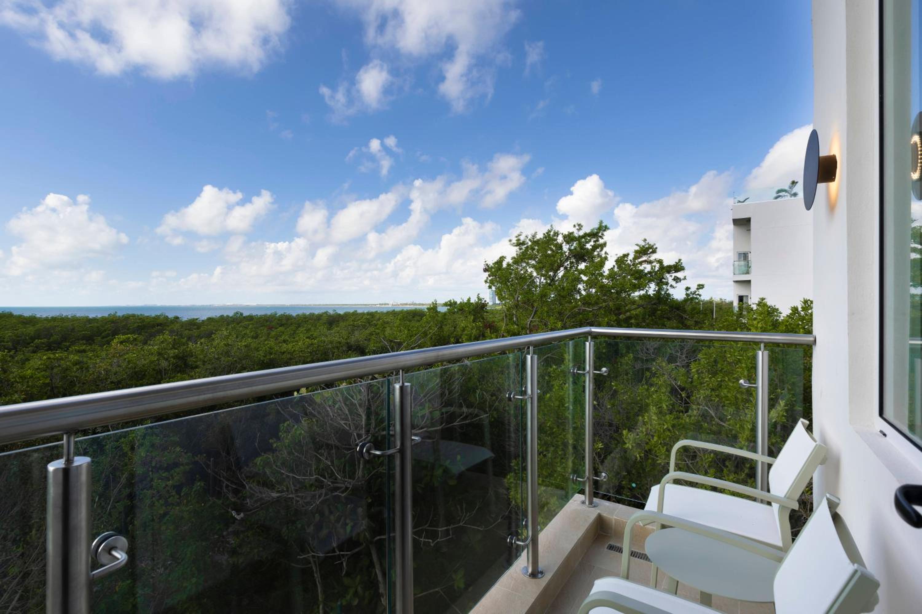 Studio with 1 King, Balcony - Photo 3