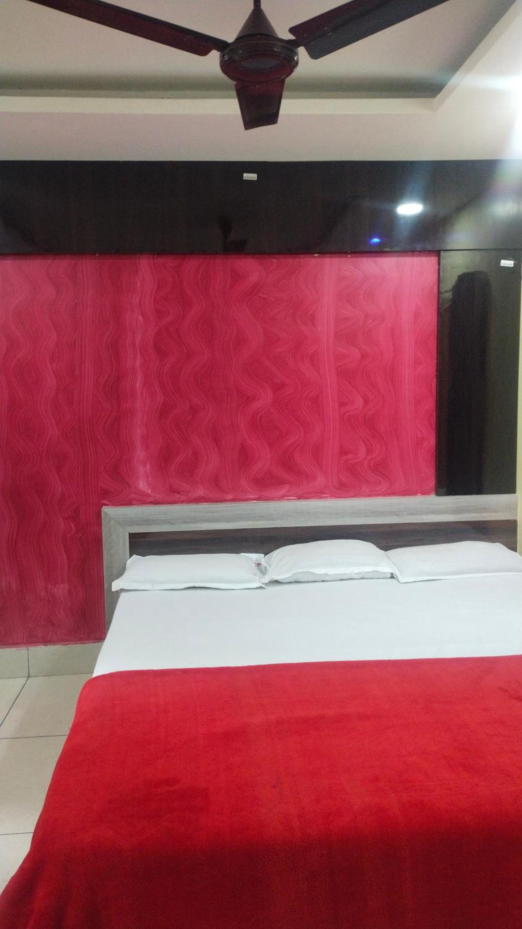 Deluxe Room (2 Adults + 1 Child) photo 1