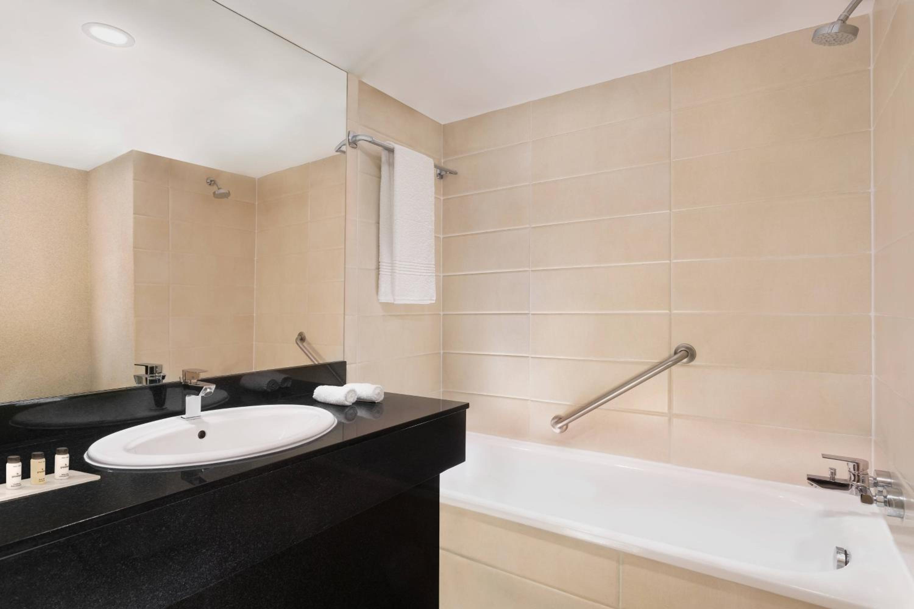 Standard King Room - Photo 6