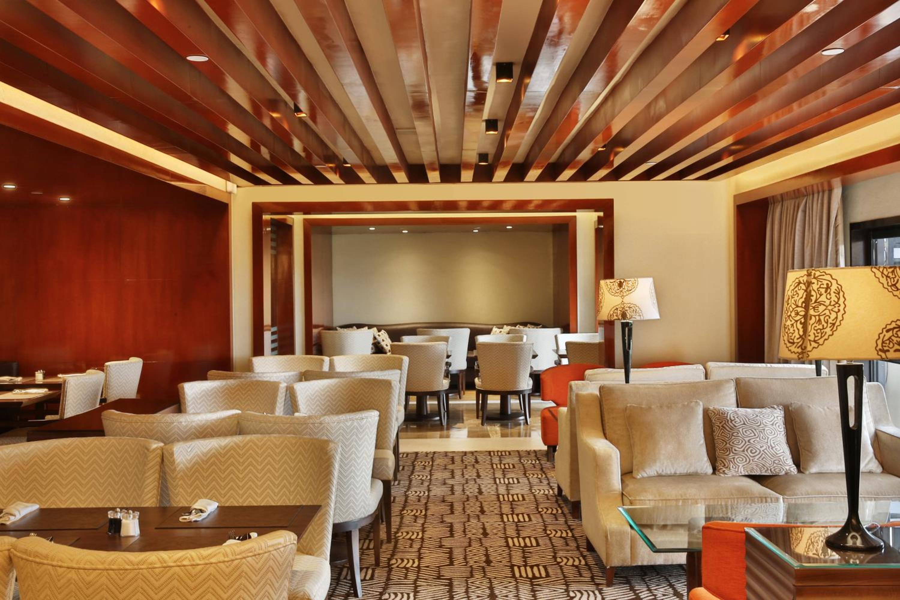 Premium King Room - High Floor/Club Lounge Access - Photo 8