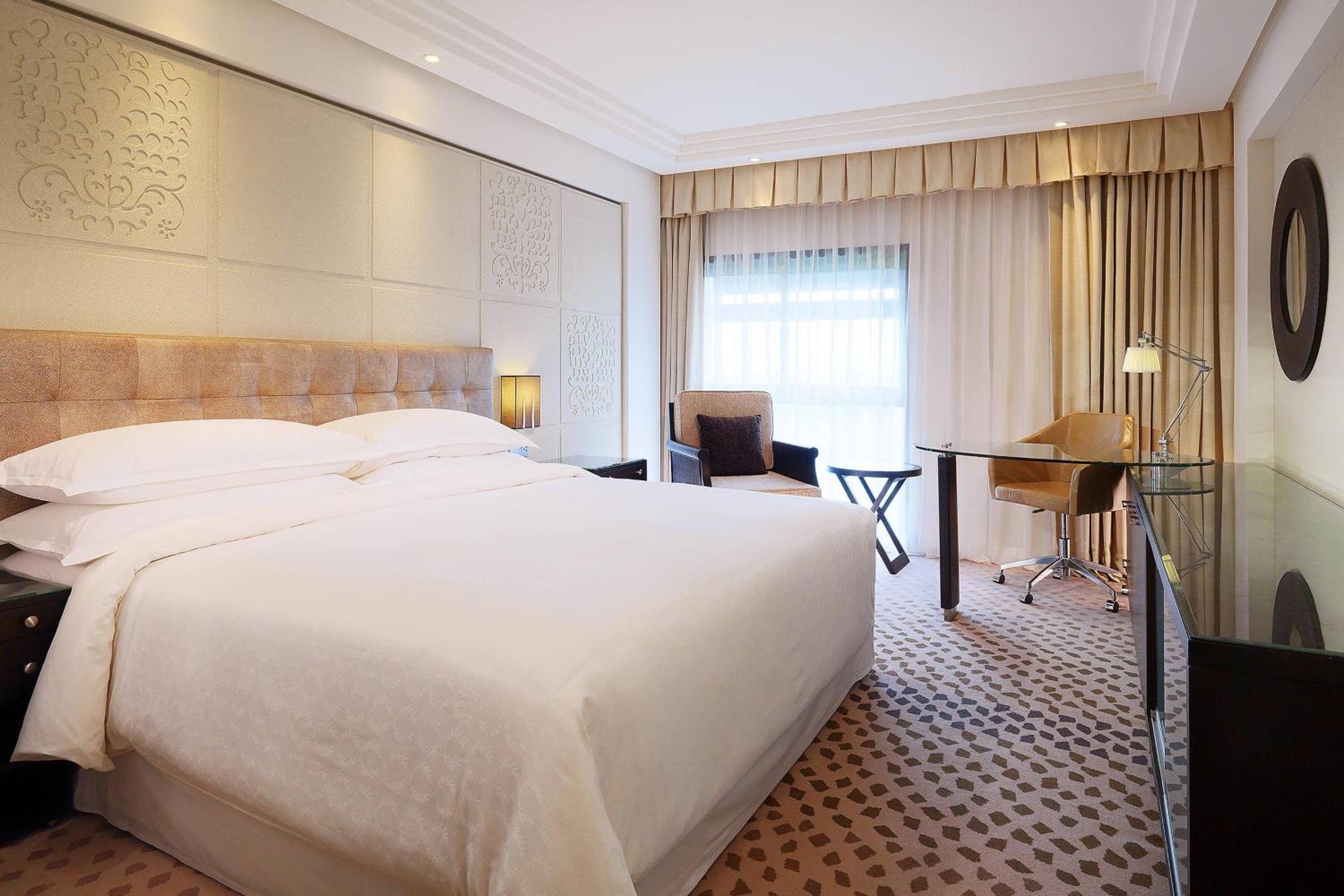 Premium King Room - High Floor/Club Lounge Access - Photo 1