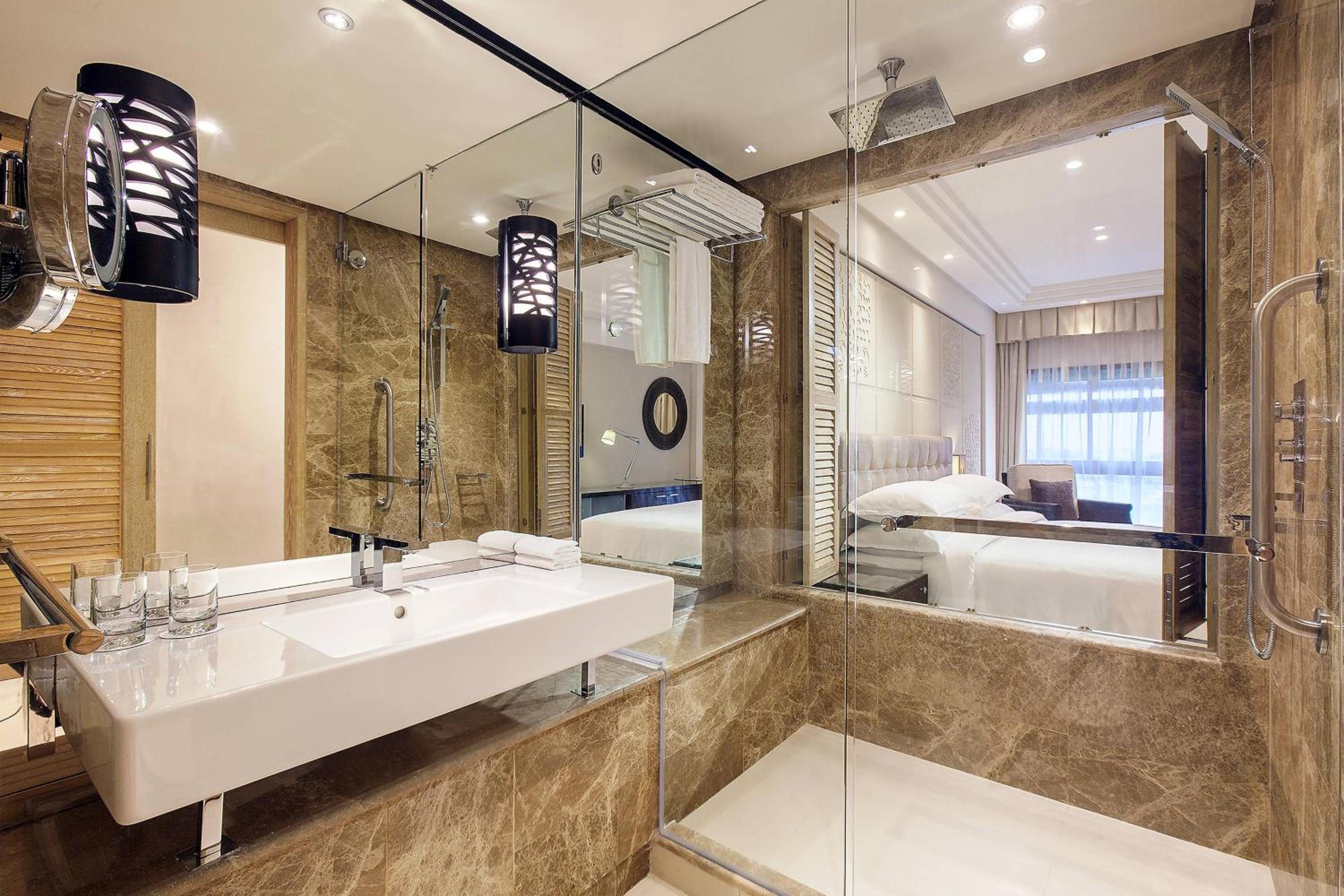 Premium King Room - High Floor/Club Lounge Access - Photo 6